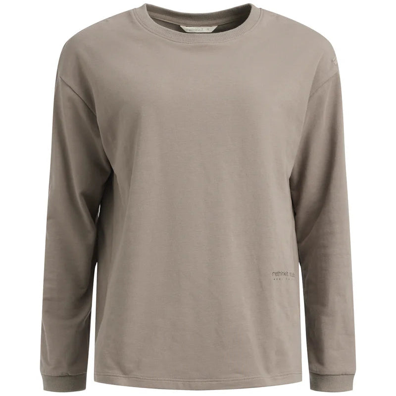 Ein schlichtes, langärmeliges, taupefarbenes T-Shirt mit Rundhalsausschnitt und lockerer Passform auf weißem Hintergrund.