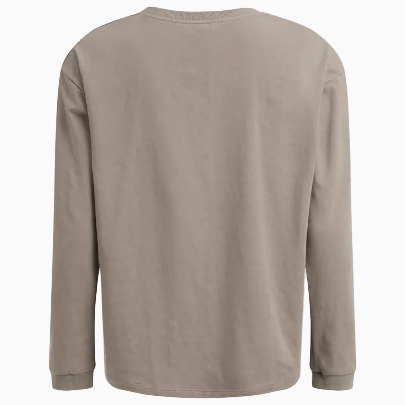 Ein einfarbiges, langärmeliges, taupefarbenes Hemd wird von hinten vor einem weißen Hintergrund gezeigt. Das Hemd hat einen Rundhalsausschnitt und Rippenbündchen.