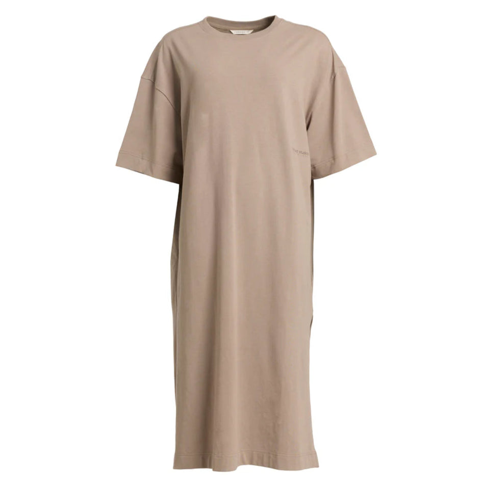 Locker sitzendes, kurzärmeliges, beigefarbenes Midi-T-Shirt-Kleid mit Rundhalsausschnitt auf einfarbig weißem Grund.
