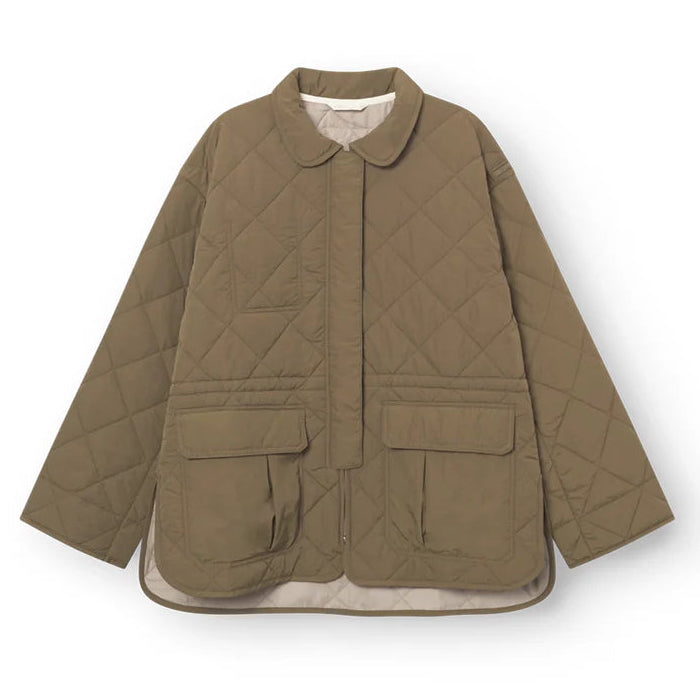 Olivgrüne Steppjacke mit Kragen, geknöpfter Vorderseite, zwei großen Pattentaschen und einem abgerundeten Saum. Die Jacke ist mit einem Rautenmuster abgesteppt und hat eine lockere, kastenförmige Passform.