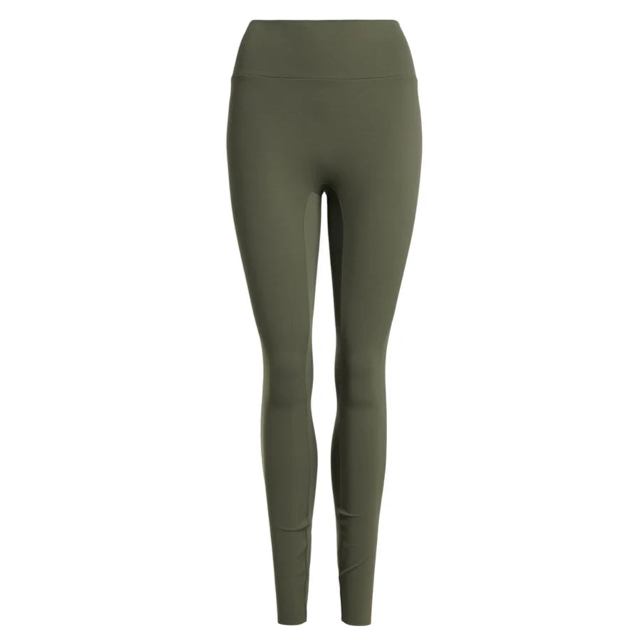 Ein Paar olivgrüne Leggings mit hoher Taille in voller Länge auf einem einfarbig weißen Hintergrund.