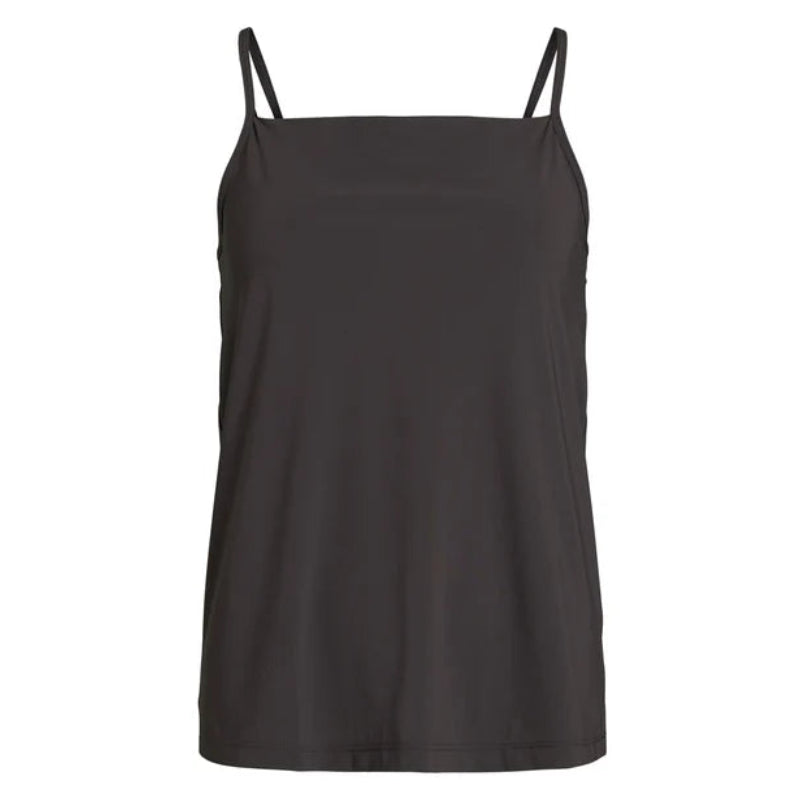 Ein schlichtes schwarzes Camisole mit dünnen Spaghettiträgern auf weißem Grund. Das Oberteil hat einen einfachen, geraden Ausschnitt und eine lockere Passform.