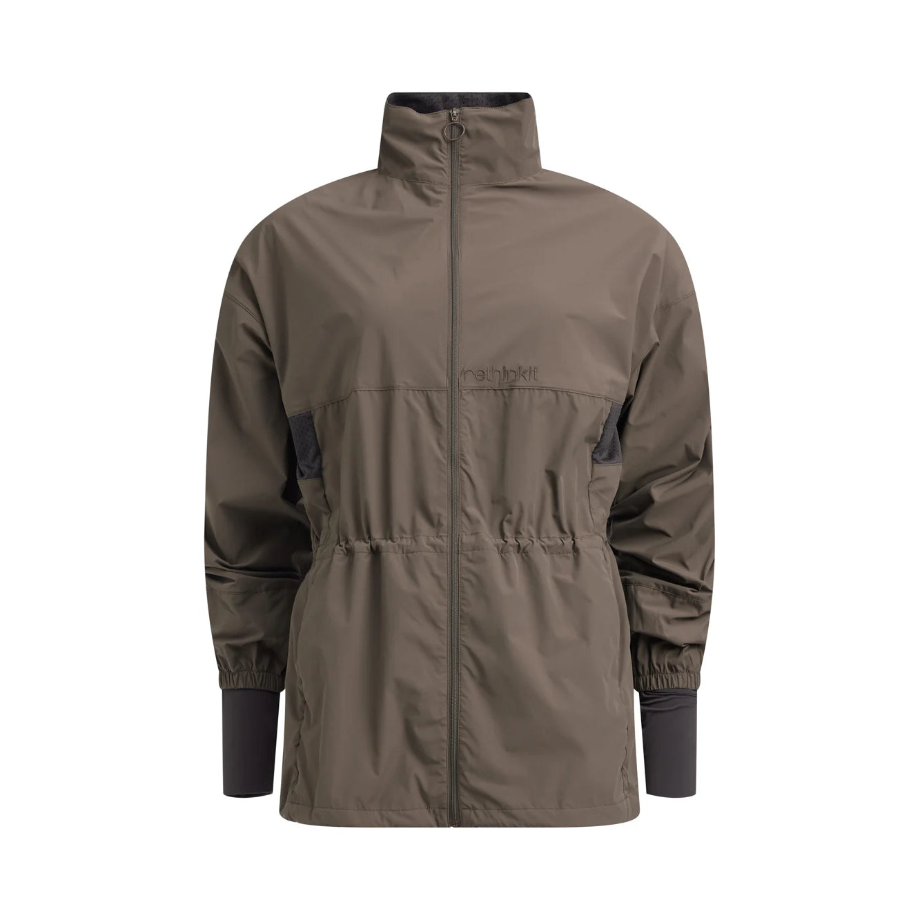 Braune, langärmelige Jacke mit Reißverschluss, hohem Kragen, elastischen Manschetten, Seitentaschen und verstellbarer Taille auf einfarbig weißem Hintergrund.