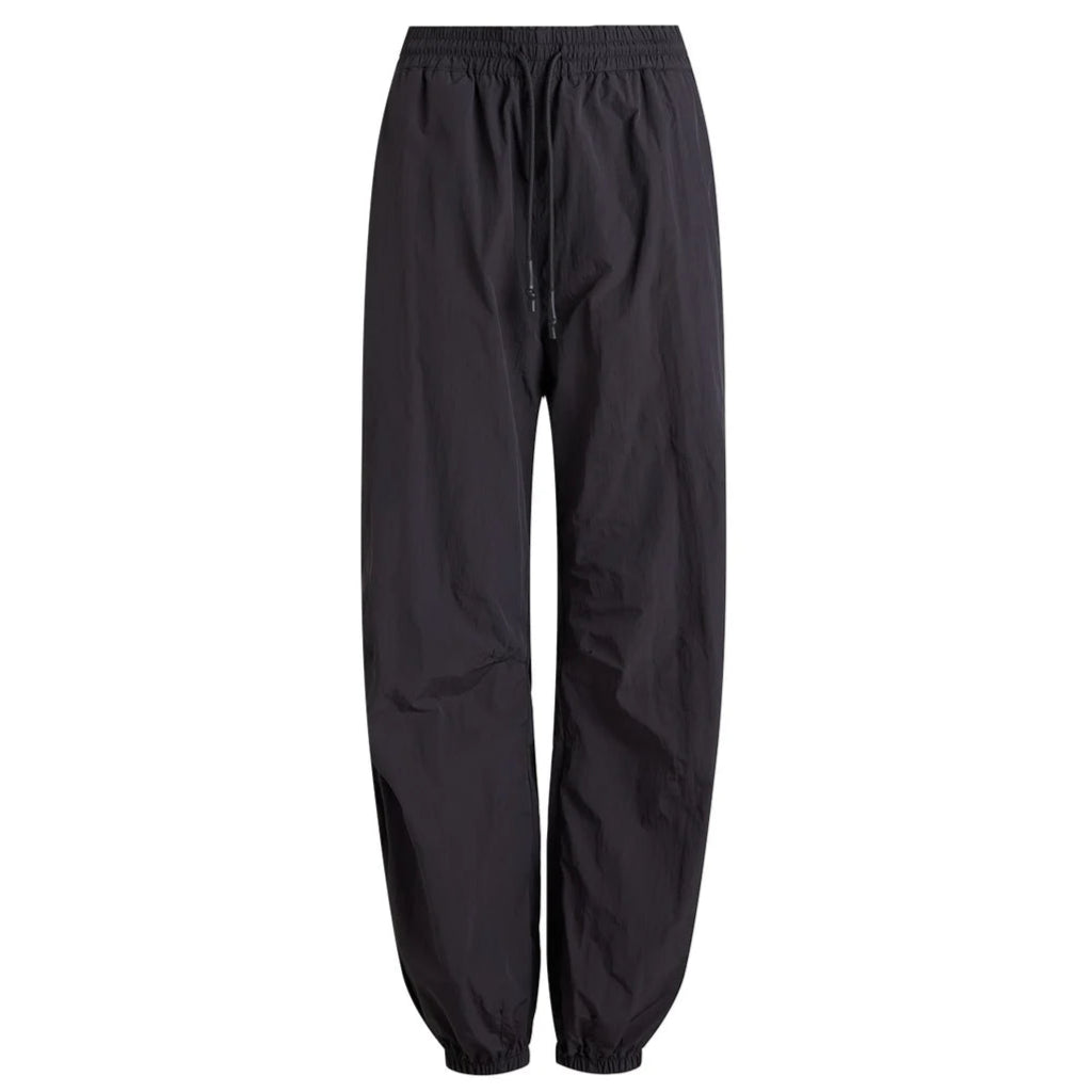 Schwarze Jogginghose mit elastischer Taille, Kordelzug und elastischen Bündchen an den Knöcheln, auf weißem Hintergrund.