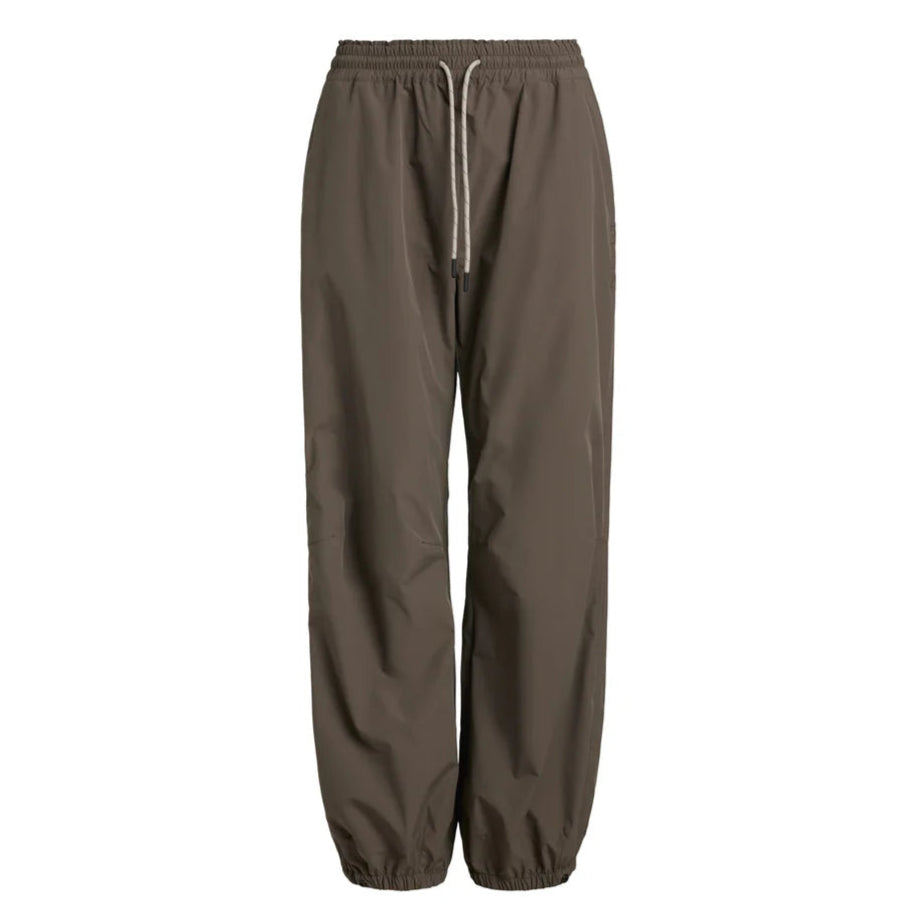 Braune Jogginghose mit Kordelzug, elastischem Bund und elastischen Bündchen, auf weißem Hintergrund.