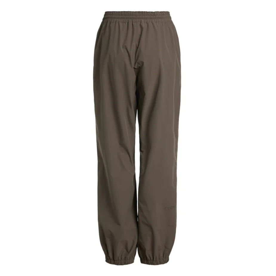 Braune Hose mit elastischer Taille in lockerer Passform, mit elastischen Bündchen an den Knöcheln, auf weißem Grund.