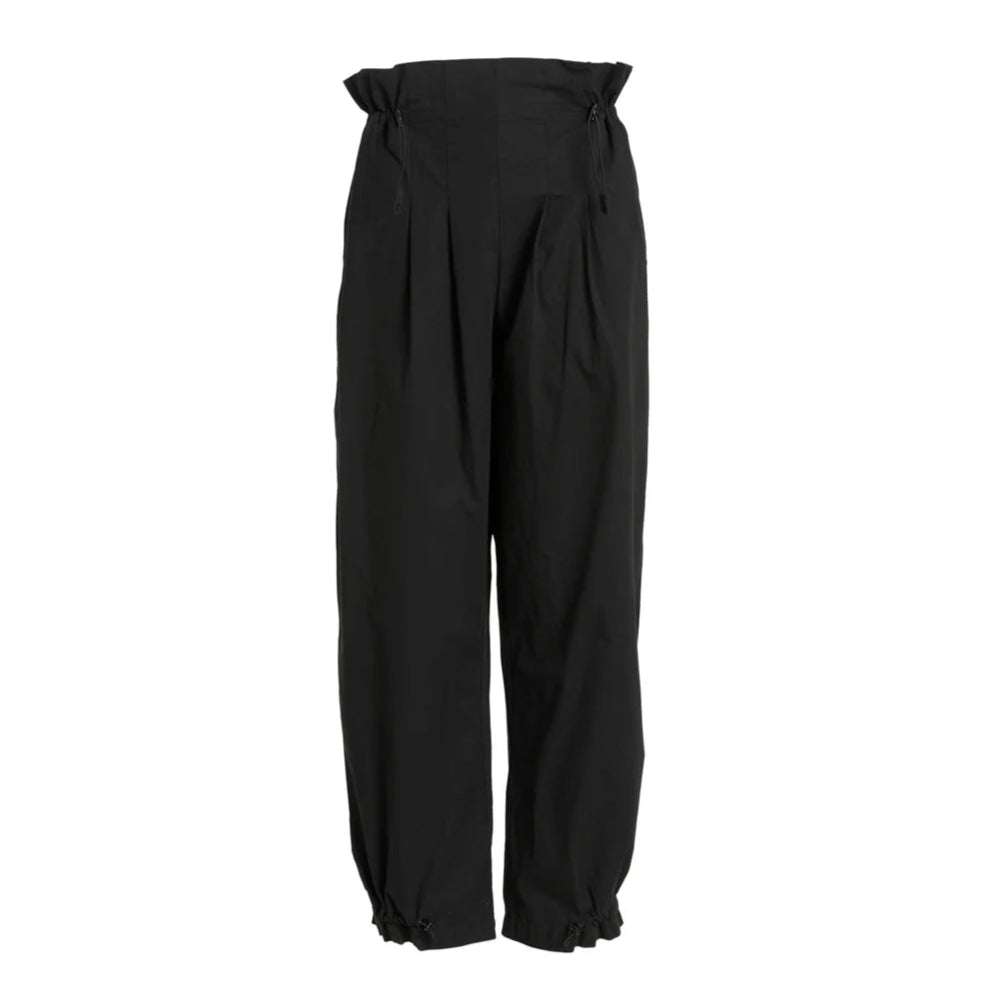 Schwarze, hochtaillierte, locker sitzende Hose mit Falten vorne, verstellbaren Bändern in der Taille und an den Knöcheln und einer leicht zerknitterten Textur auf weißem Hintergrund.