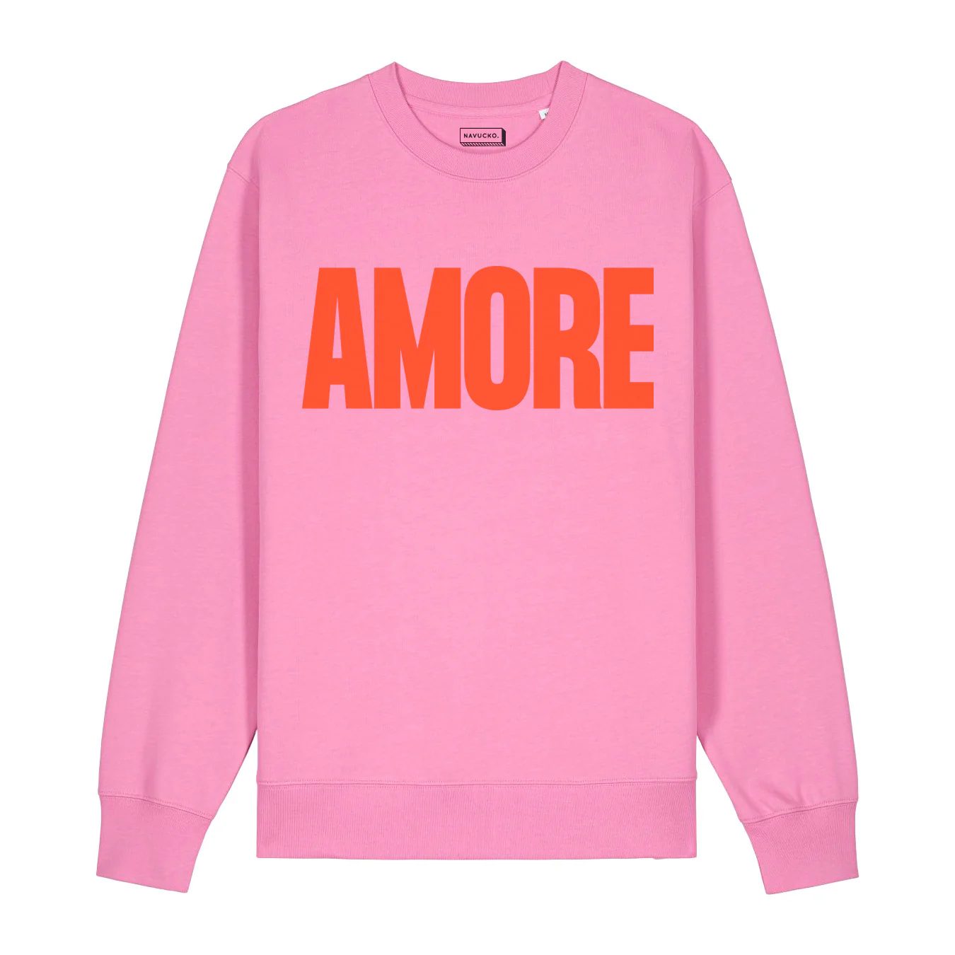 Ein rosafarbenes Sweatshirt mit dem Wort AMORE in großen, fetten roten Buchstaben auf der Brust.
