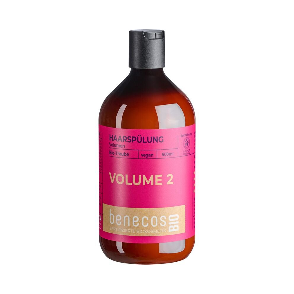 Eine braune Flasche mit schwarzem Verschluss und der Aufschrift benecos BIO VOLUME 2. Das rosa Etikett weist darauf hin, dass es sich um eine vegane Haarspülung mit biologischen Inhaltsstoffen handelt, die 500 ml enthält.