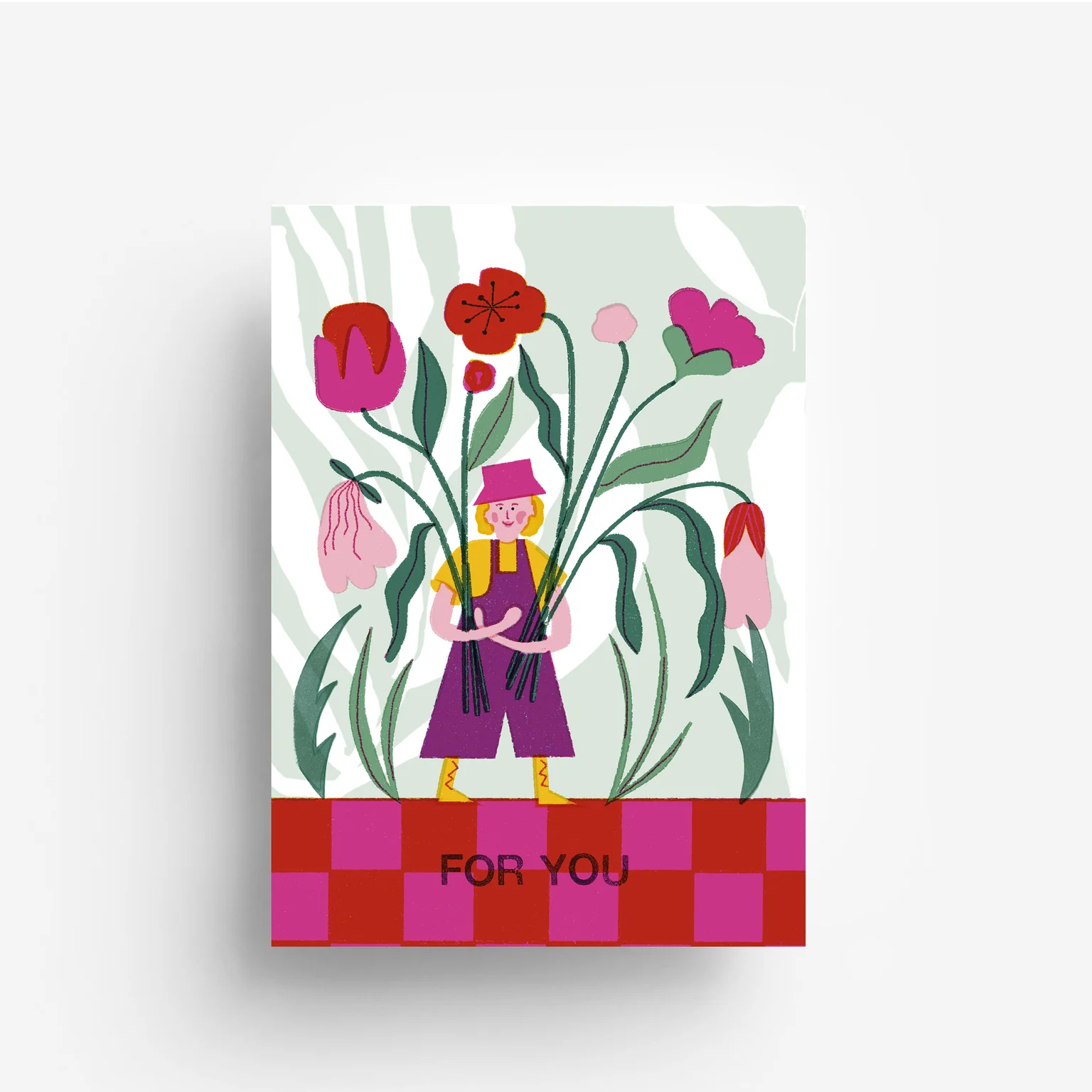 Illustration einer lächelnden Person in lila Latzhose, die große bunte Blumen hält und auf einer rot karierten Fläche mit dem Text FOR YOU am unteren Rand steht. Hellgrüne Blätter füllen den Hintergrund.