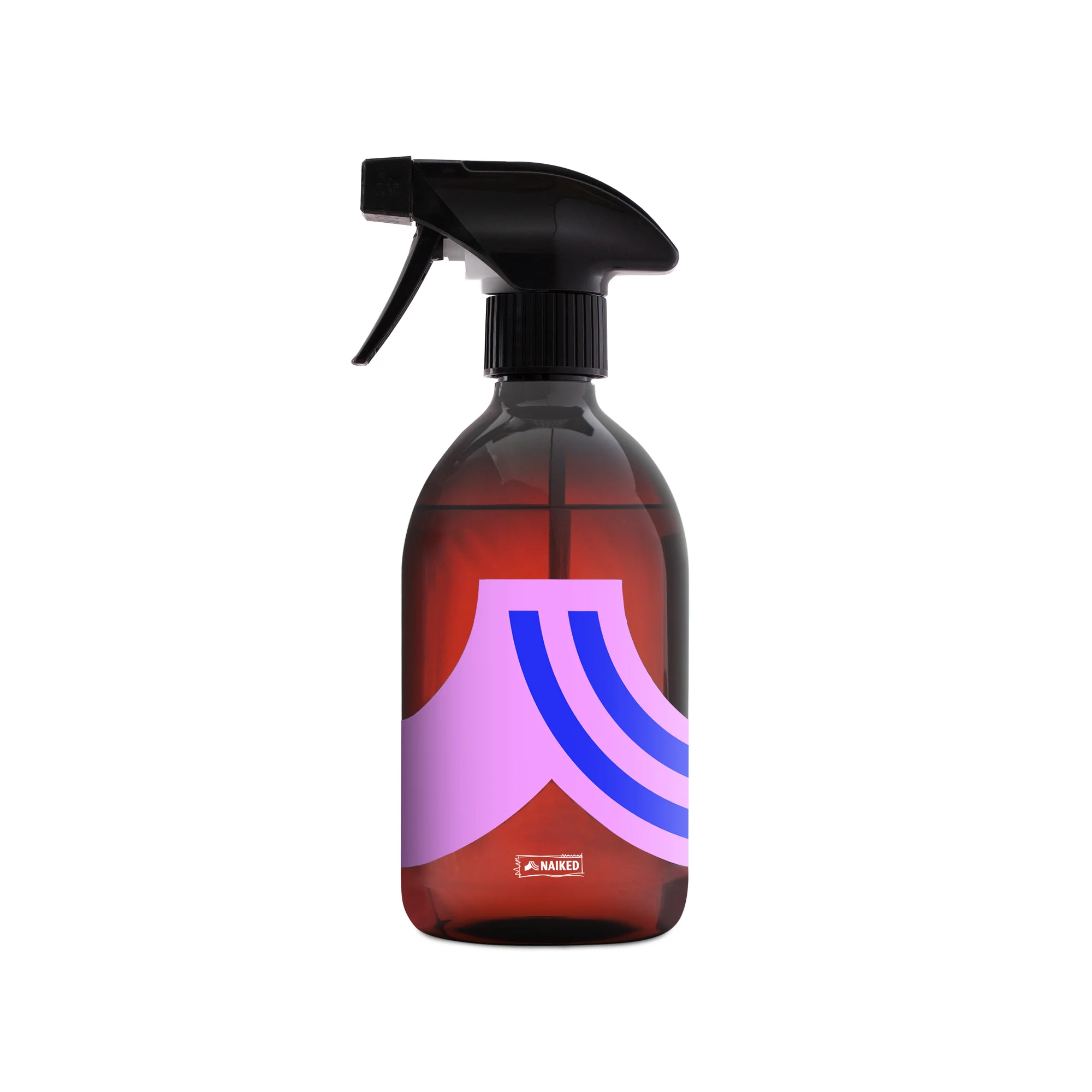 Braune Sprühflasche mit schwarzem Auslöser und lila-rosafarbenem Etikett mit einem geometrischen Muster aus drei geschwungenen blauen Linien auf der Vorderseite. Der Hintergrund ist weiß.
