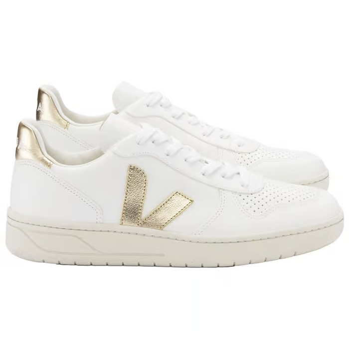 Weiße Sneaker mit goldenen Details und perforierten Mustern, seitlich ein goldenes "V"-Logo.