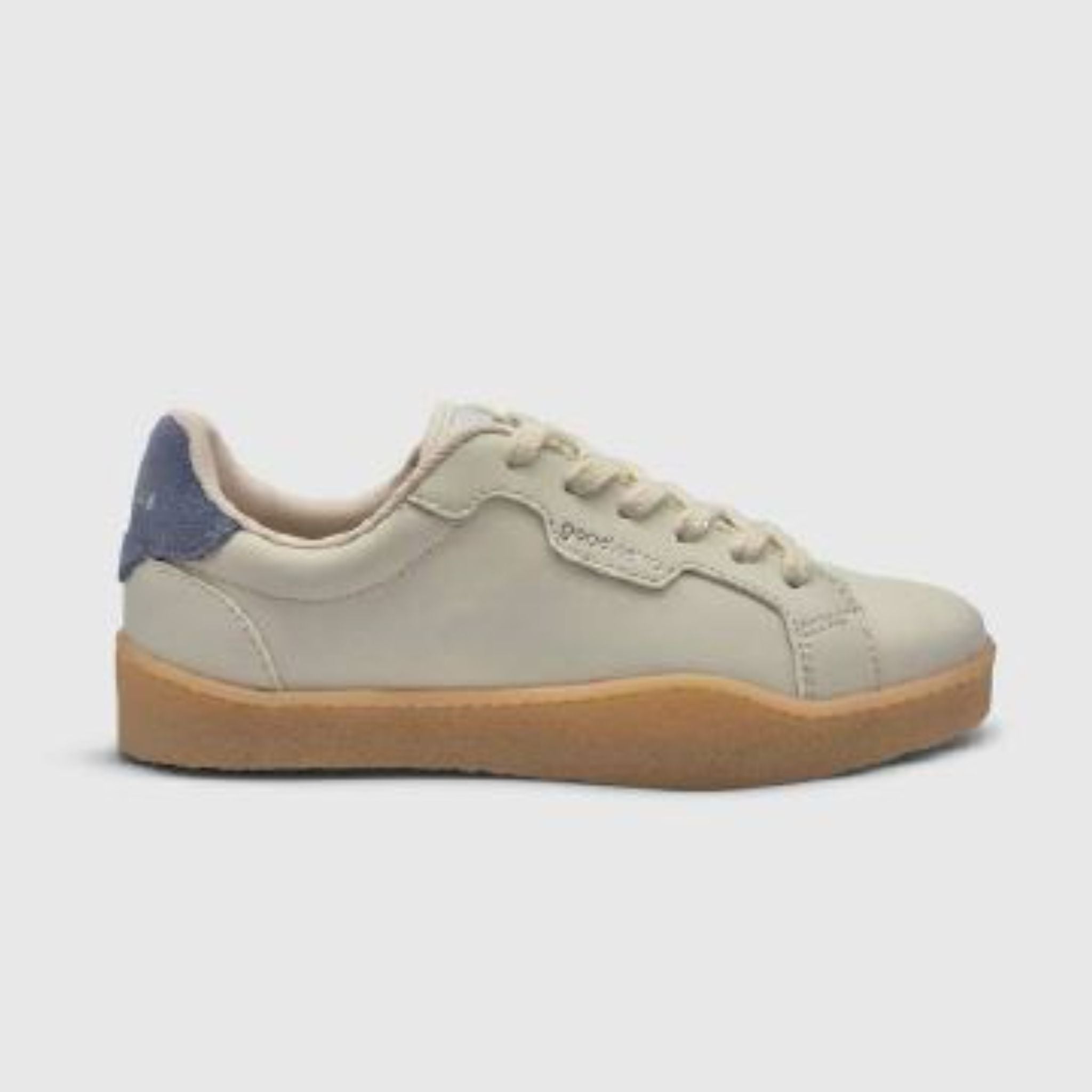 Ein beiger Low-Top-Sneaker mit einer Gummisohle, beigen Schnürsenkeln und einem blauen Fersenakzent, dargestellt auf einem einfarbigen hellgrauen Hintergrund.