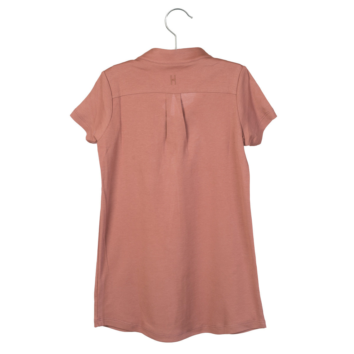 Ein kurzärmeliges, rosafarbenes Kleid mit Kragen wird auf einem Kleiderbügel präsentiert, von hinten gesehen. Das Kleid hat eine Falte unterhalb der Passe und ein kleines H in der Nähe des Kragens.