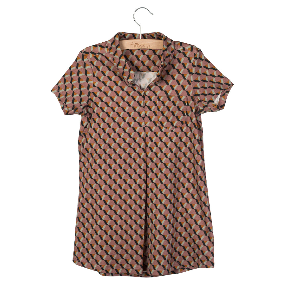 Ein kurzärmeliges Button-up-Hemd mit einem geometrischen Muster aus sich überlappenden, mehrfarbigen Formen in Braun-, Grün- und Brauntönen, das auf einem Holzbügel vor weißem Hintergrund hängt.