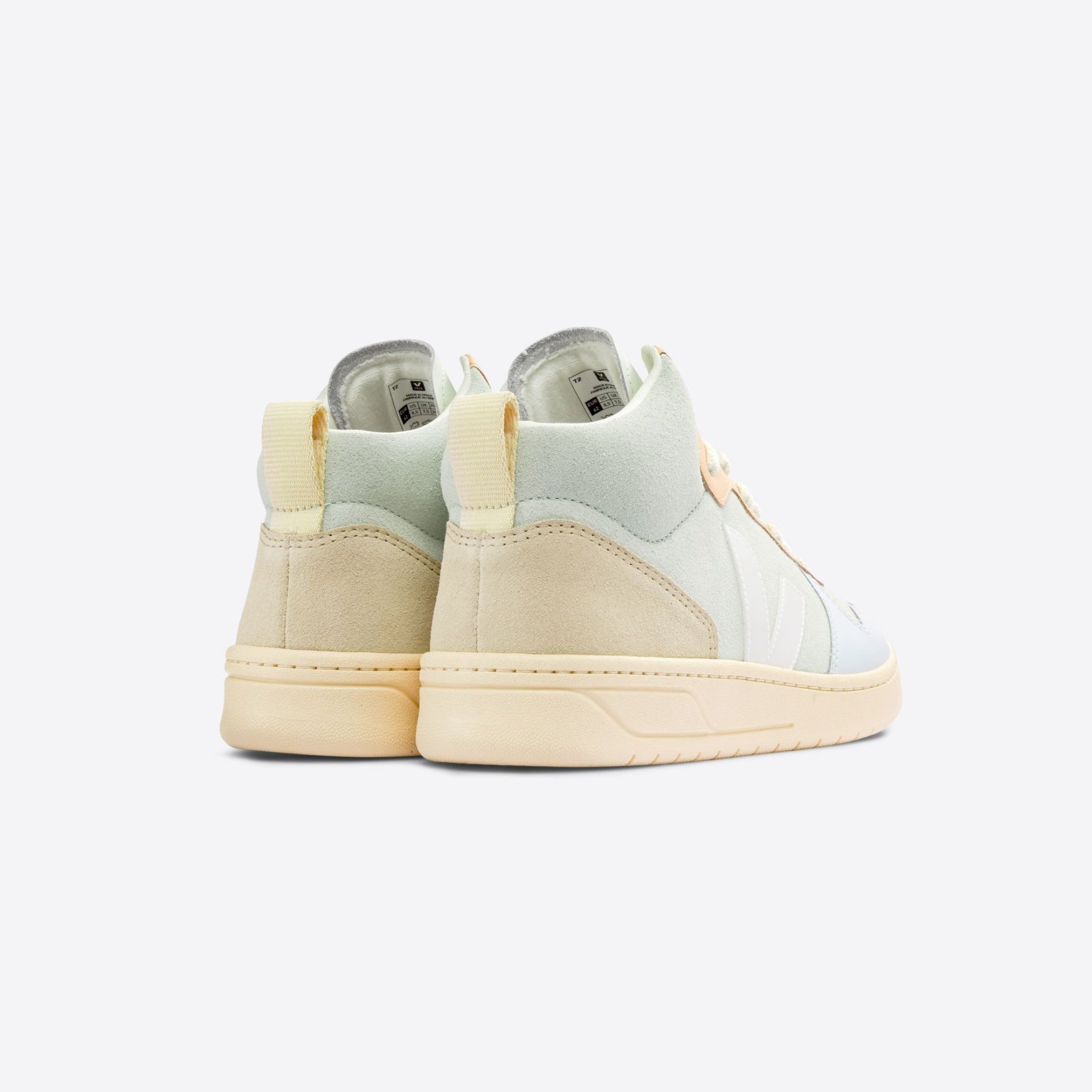 Zwei hellblaue und beige Sneaker, von hinten fotografiert, auf weißem Hintergrund.