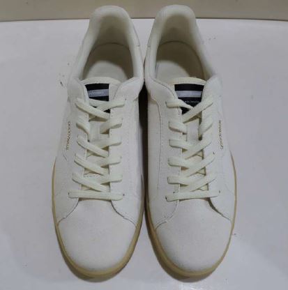 Ein Paar weiße Sneaker mit heller Sohle und Schnürsenkeln, von oben gesehen, auf weißem Hintergrund.