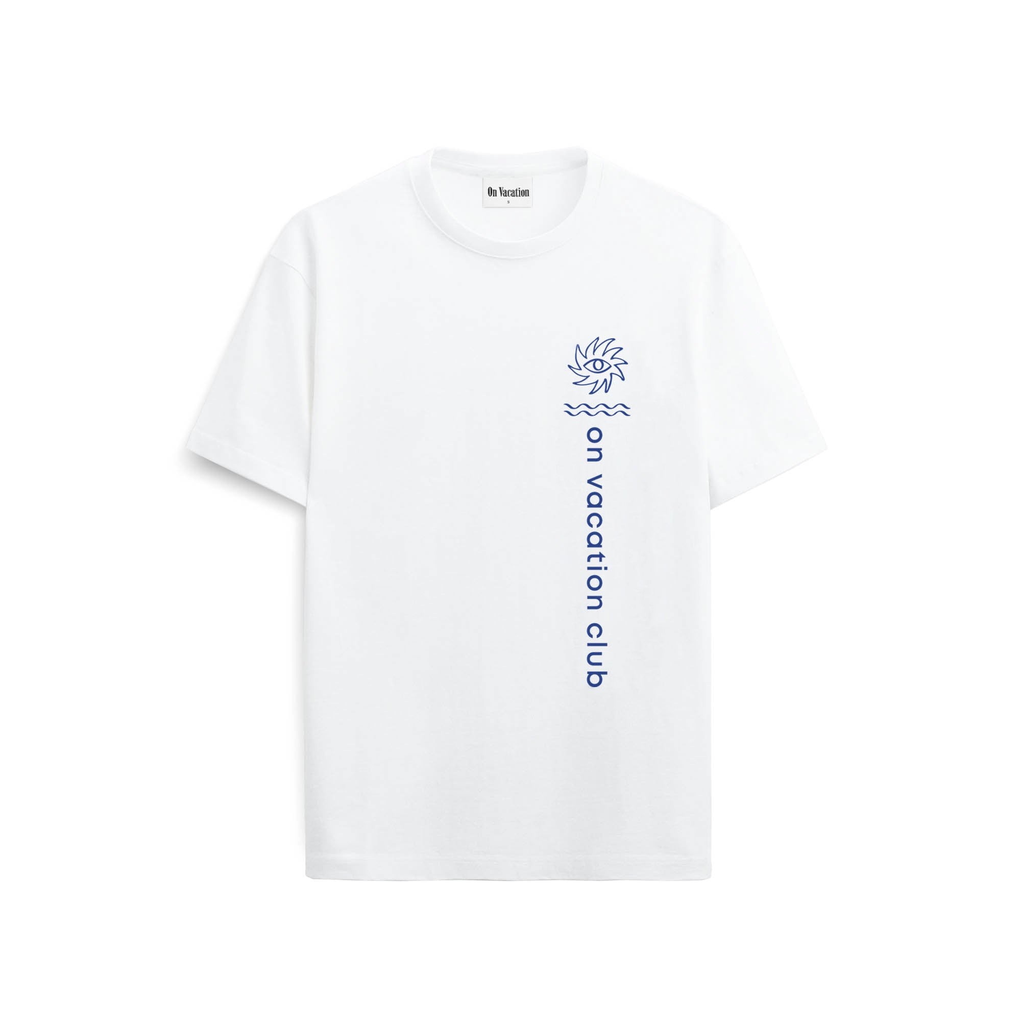 Ein weißes T-Shirt mit einer kleinen blauen Sonnen- und Wellengrafik auf der linken Brust, darüber ein vertikaler blauer Text mit der Aufschrift Holiday Club.