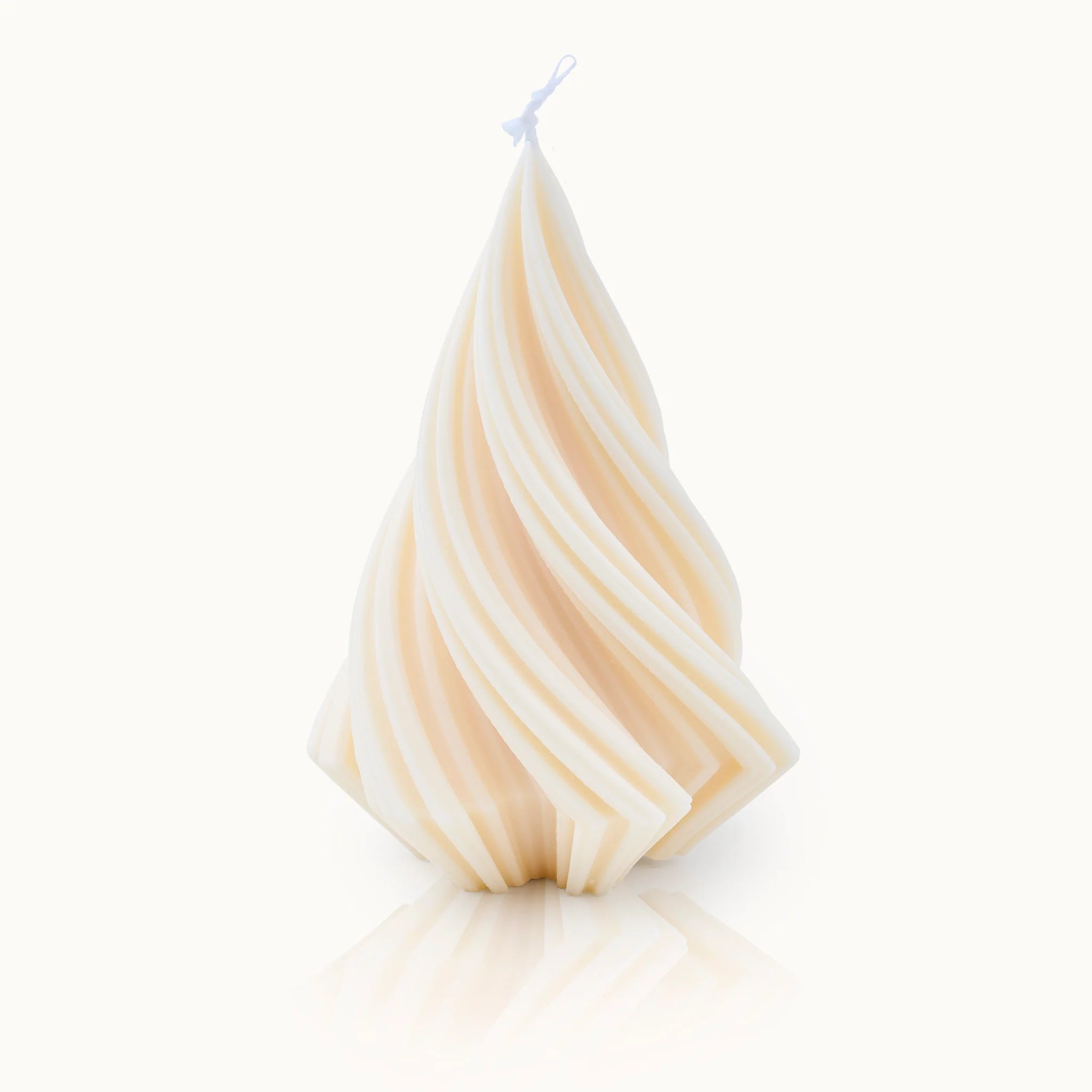 Beige Kerze mit verdrehtem Design auf weißem Hintergrund.