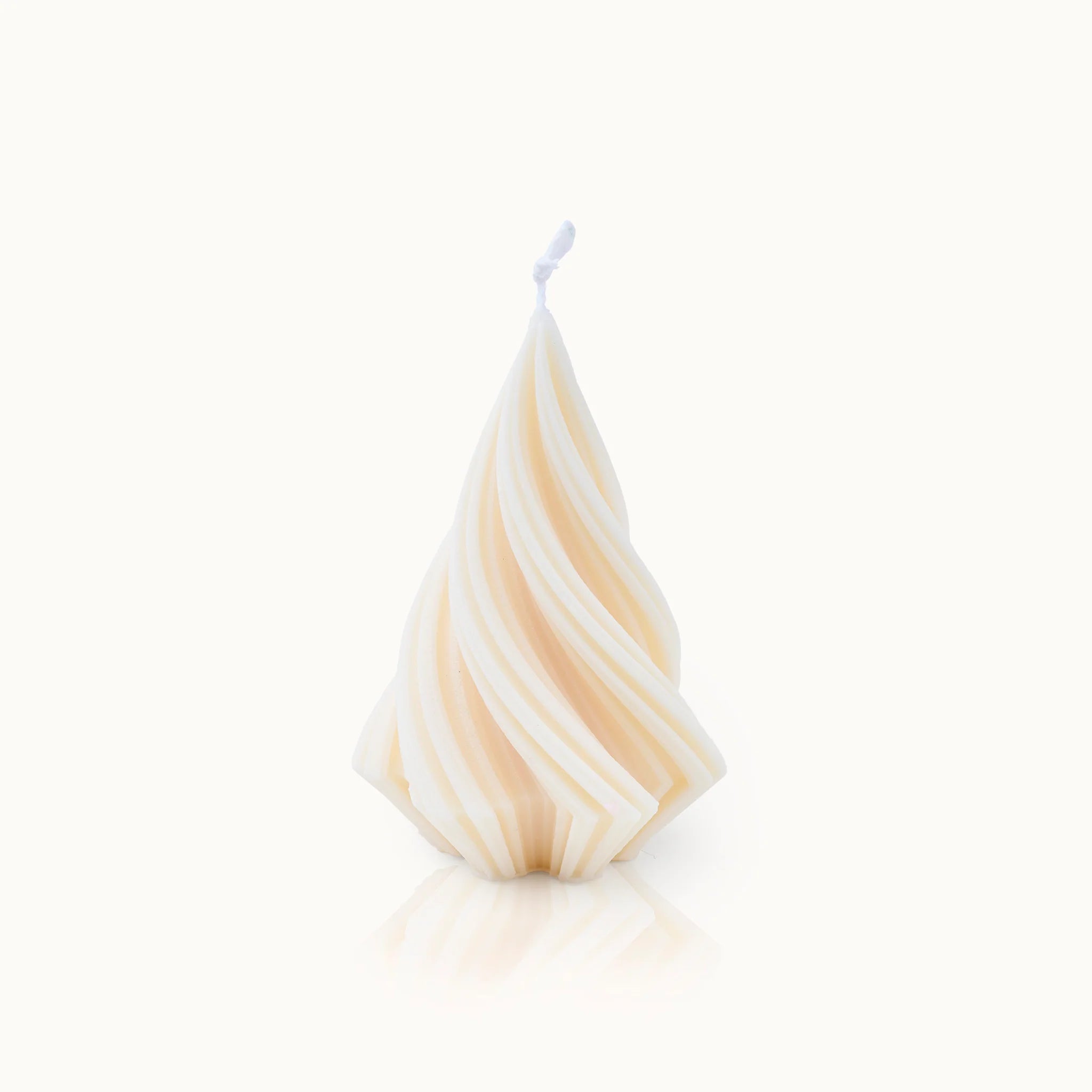 Beige-weiße, spiralförmige Kerze mit glatter Oberfläche, auf weißem Hintergrund.