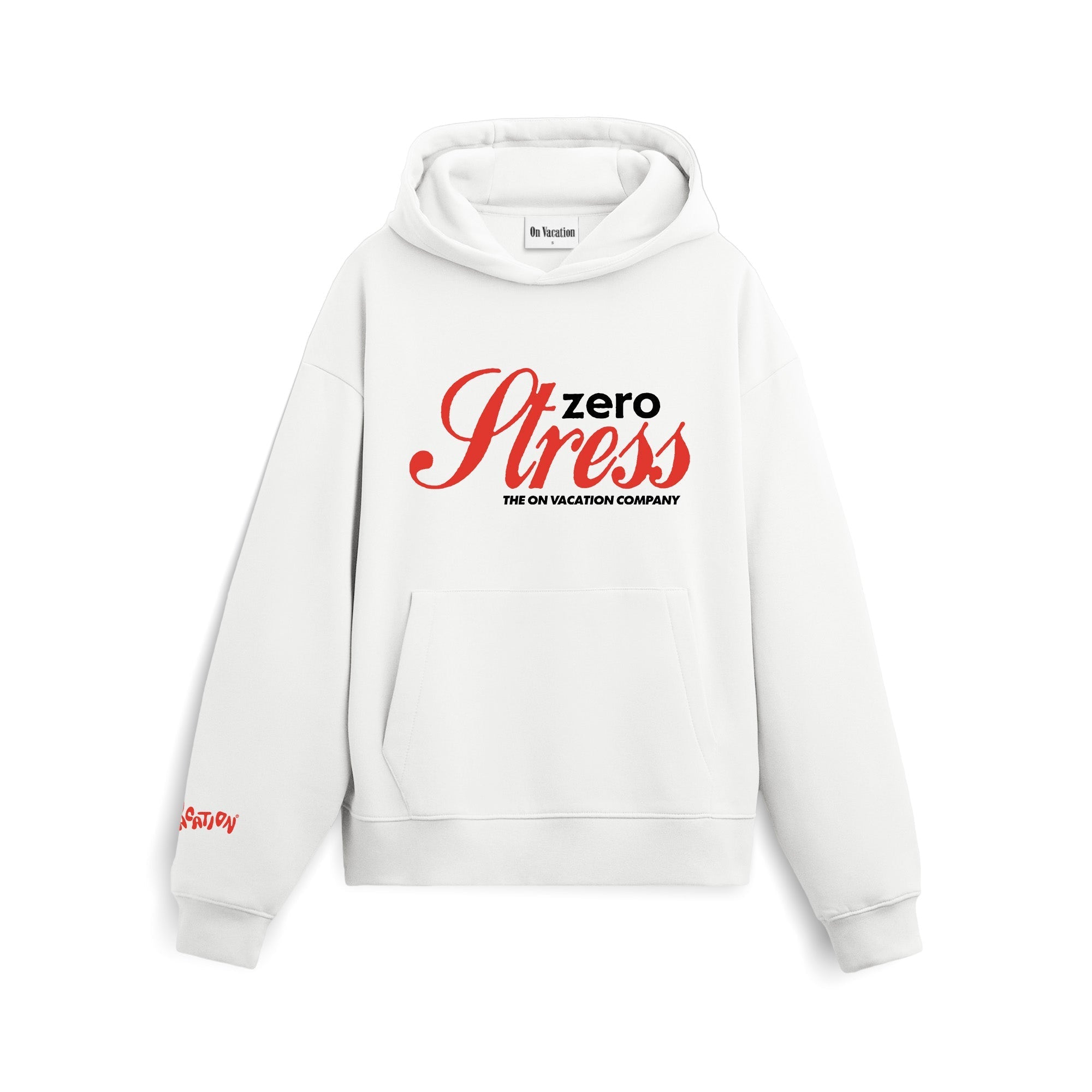 Ein weißes Kapuzensweatshirt mit der Aufschrift Zero Stress in großer schwarzer und roter Schrift auf der Vorderseite und THE ON VACATION COMPANY in kleinerer Schrift darunter. Ein rotes Detail ist auf dem linken Ärmel in der Nähe der Manschette.