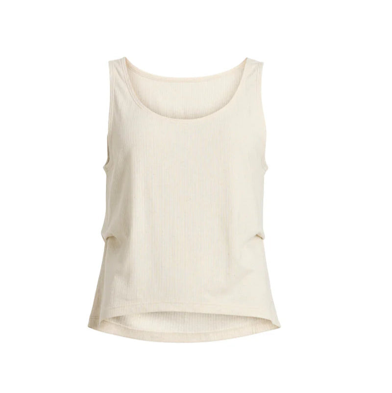 Ärmelloses, geripptes, cremefarbenes Tank-Top mit Rundhalsausschnitt und leicht geschwungenem Saum auf einfarbig weißem Hintergrund.