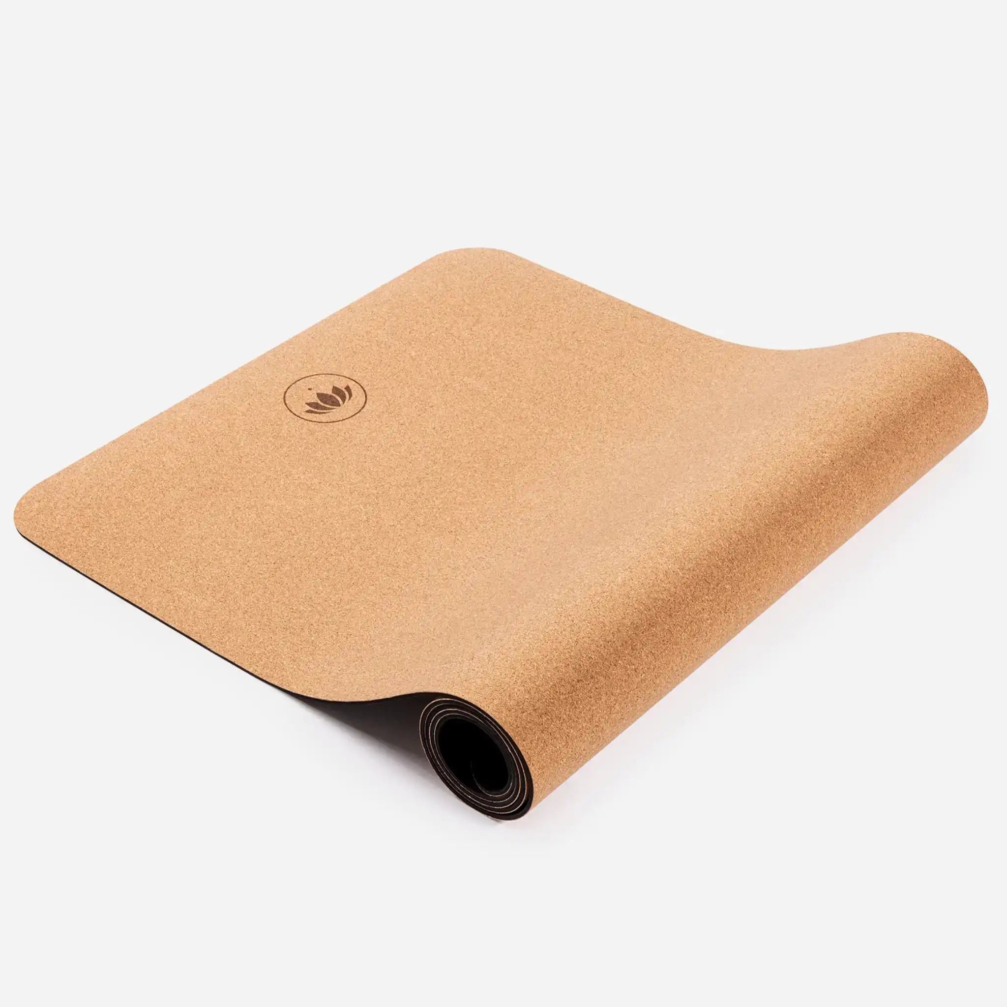 Zusammengerollte Kork-Yogamatte mit eingraviertem Lotus-Logo auf weißem Hintergrund.