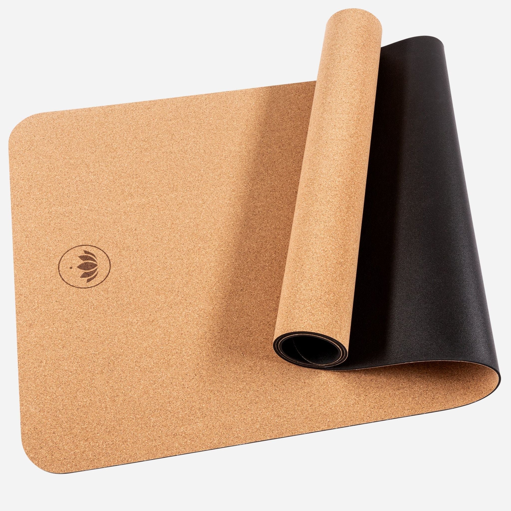 Eine aufgerollte Yoga-Matte aus Kork mit schwarzer Unterseite und einem Lotus-Symbol in der Ecke.