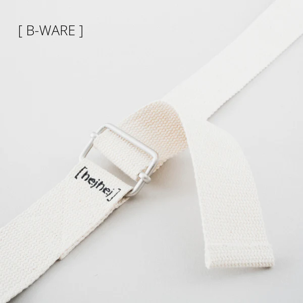 Weißer Gürtel mit Metallschnalle und dem Text "[heine]" auf einem Etikett. Links oben steht "[B-WARE]".