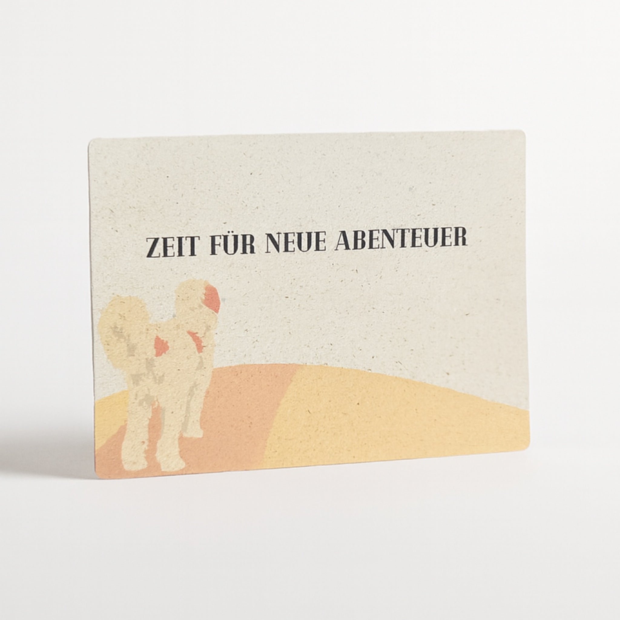 Eine Postkarte mit einer einfachen Illustration eines auf einem Hügel stehenden Hundes und dem deutschen Text ZEIT FÜR NEUE ABENTEUER, was übersetzt Zeit für neue Abenteuer bedeutet.