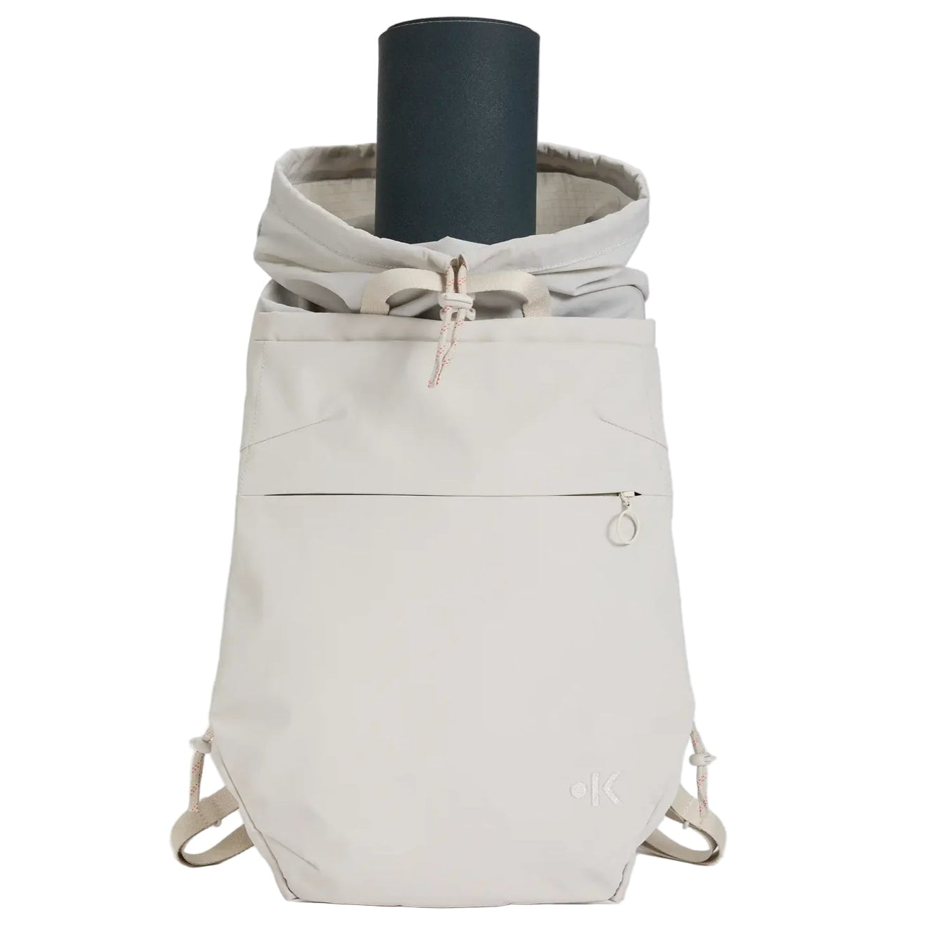 Ein hellbeiger Rucksack mit einer Reißverschlusstasche auf der Vorderseite und einem Kordelzugverschluss, aus dem eine aufgerollte dunkle Yogamatte herausragt, vor einem schlichten weißen Hintergrund.
