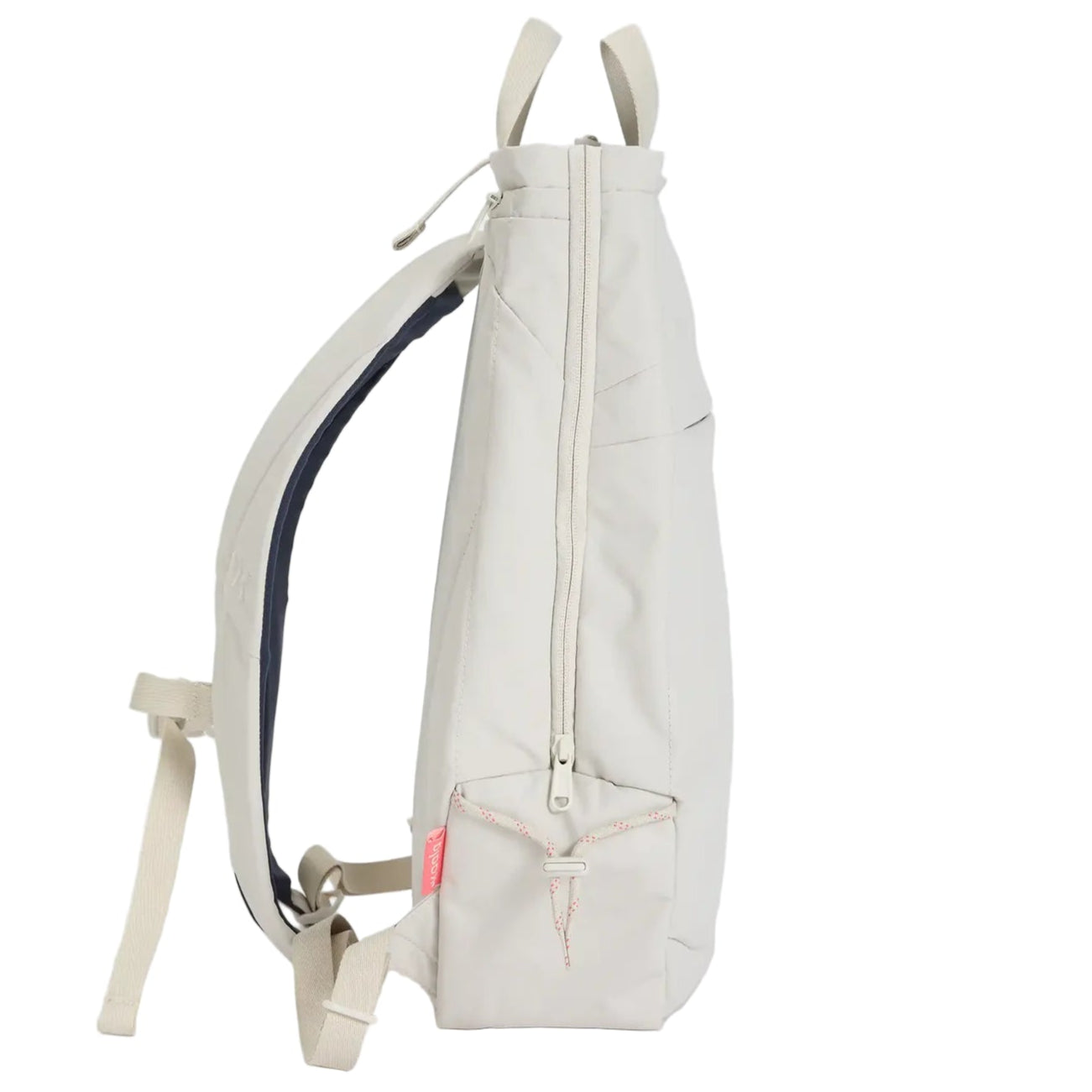 Seitenansicht eines hellbeigen Rucksacks mit minimalistischem Design, einer Reißverschlusstasche auf der Vorderseite, verstellbaren Trägern und einem kleinen roten Anhänger am Boden. Der Hintergrund ist einfarbig weiß.