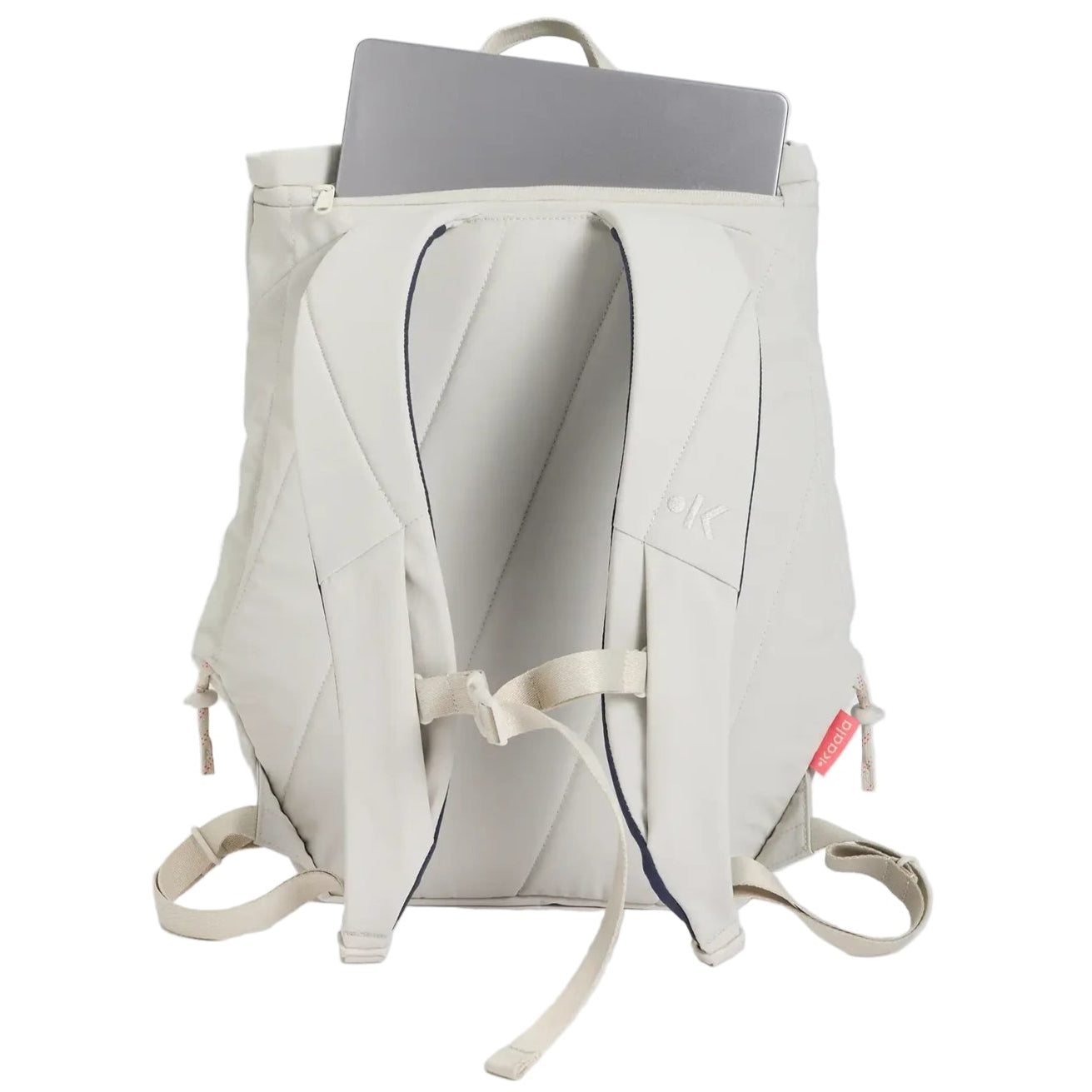 Ein hellbeiger Rucksack mit gepolsterten Schultergurten, dessen Reißverschluss auf der Rückseite teilweise geöffnet ist, zeigt einen silbernen Laptop, der vor einem schlichten weißen Hintergrund platziert ist.