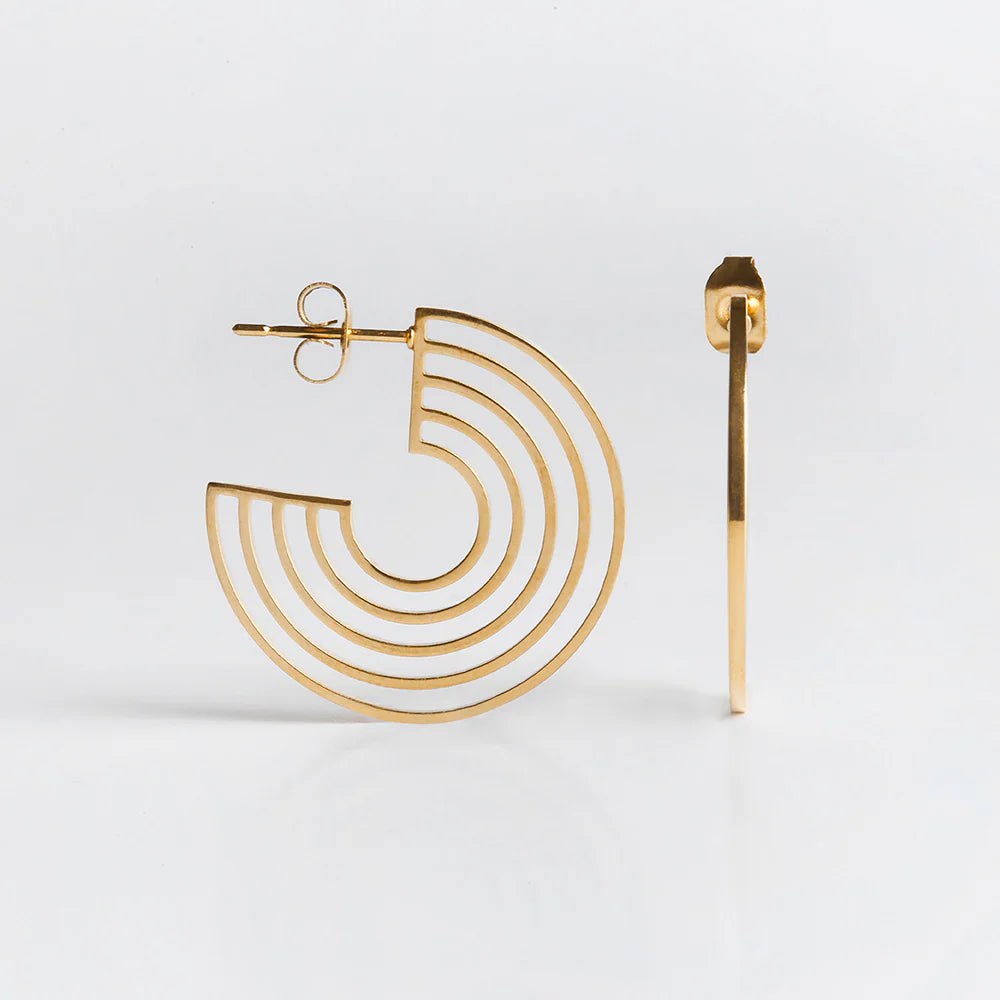 Ein Paar vergoldeter geometrischer Ohrringe mit einem halbkreisförmigen, offenen, konzentrischen Muster, das sowohl von vorne als auch von der Seite auf einem schlichten weißen Hintergrund zu sehen ist.