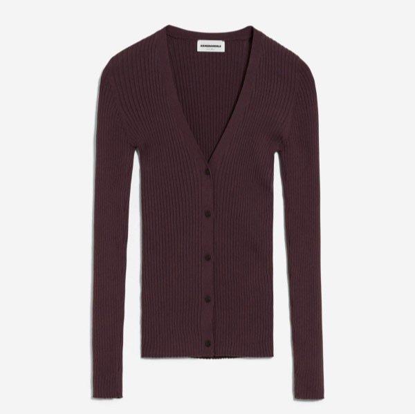 Dunkelbrauner, gerippter Cardigan mit V-Ausschnitt und sechs Knöpfen vor einem neutralen Hintergrund.