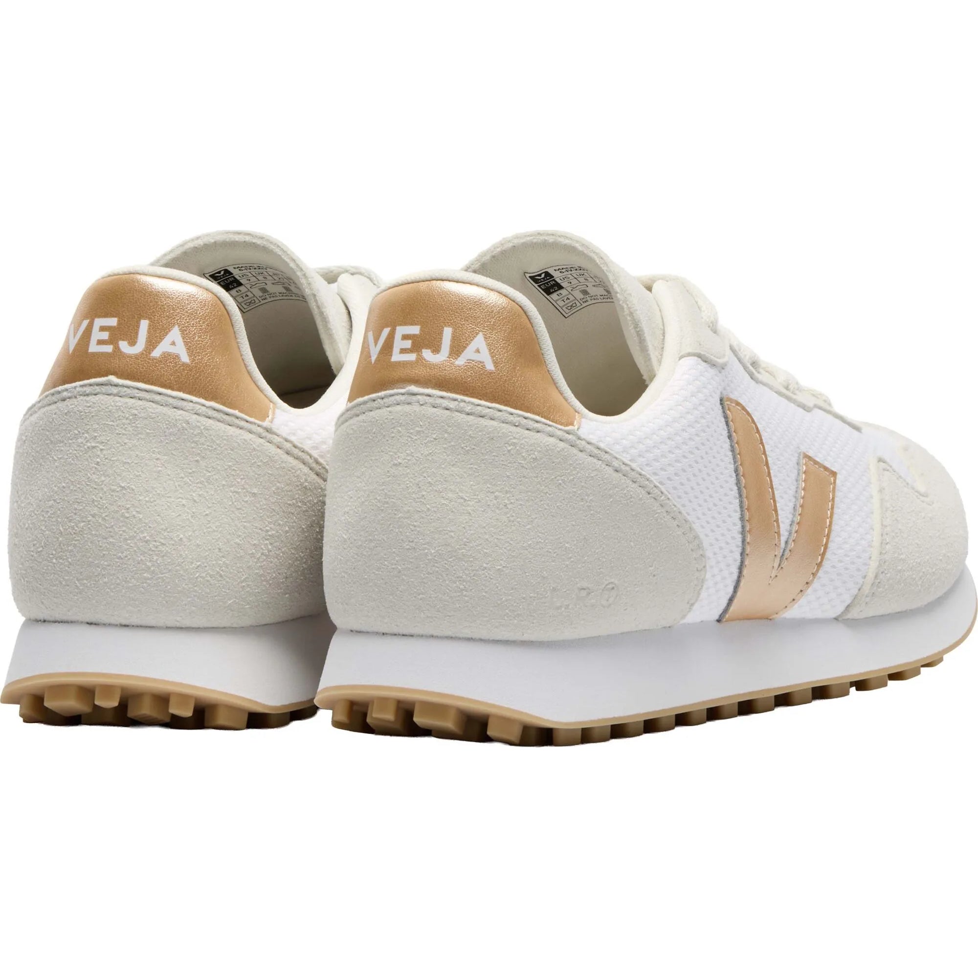 Ein Paar weiße und beigefarbene Veja-Turnschuhe mit goldenen Akzenten und Gummisohlen, dargestellt von hinten und von der Seite auf weißem Hintergrund.