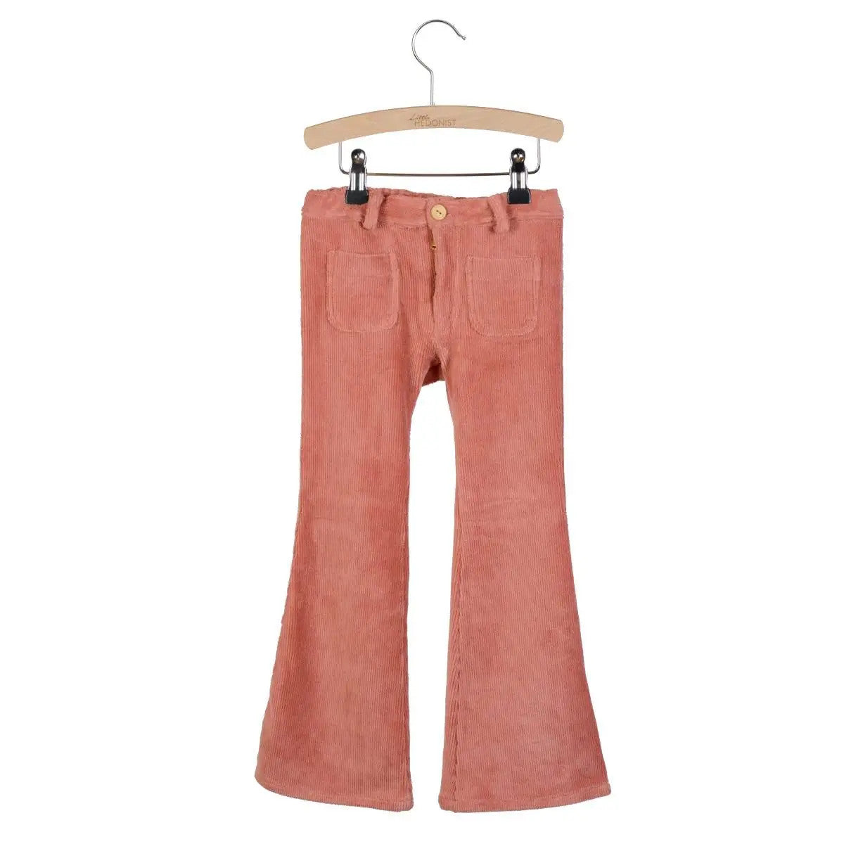 Ausgestellte Kinder-Cordhose in staubigem Rosa auf einem Holzbügel vor weißem Hintergrund. Die Hose hat Vordertaschen und einen Knopfverschluss.