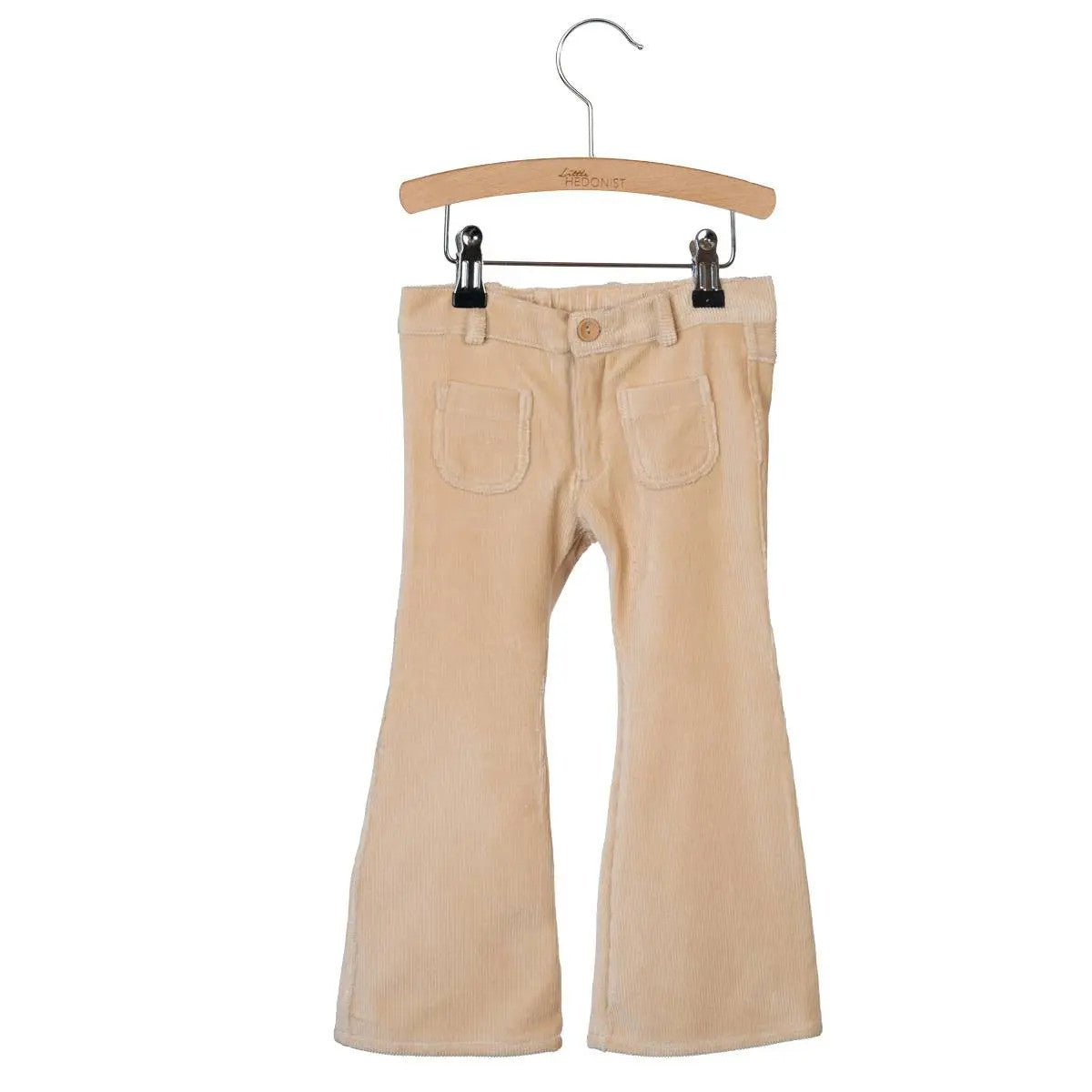 Hellbraune Cordhose für Kinder mit Vordertaschen und Knopfverschluss, ausgestellt auf einem Holzbügel vor weißem Hintergrund.