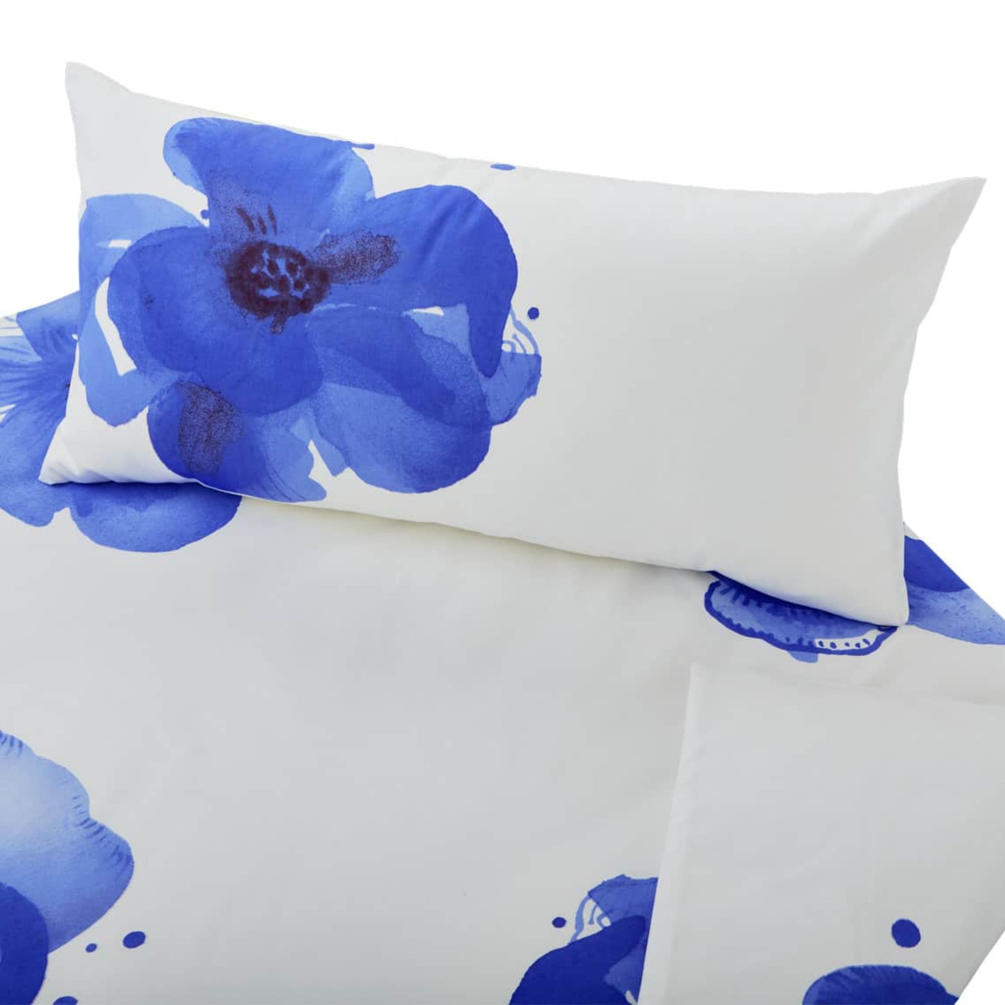 Weiße Bettwäsche mit blauen Blumenmustern auf dem Kissen und dem Bettbezug.
