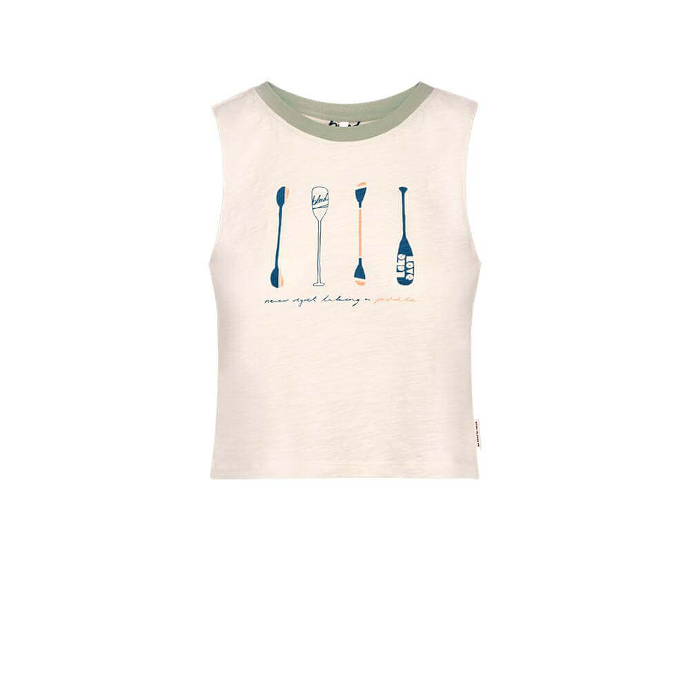 Ärmelloses weißes Shirt mit grünen Kragen, darauf bunte Paddel-Illustrationen und Text in der Mitte.
