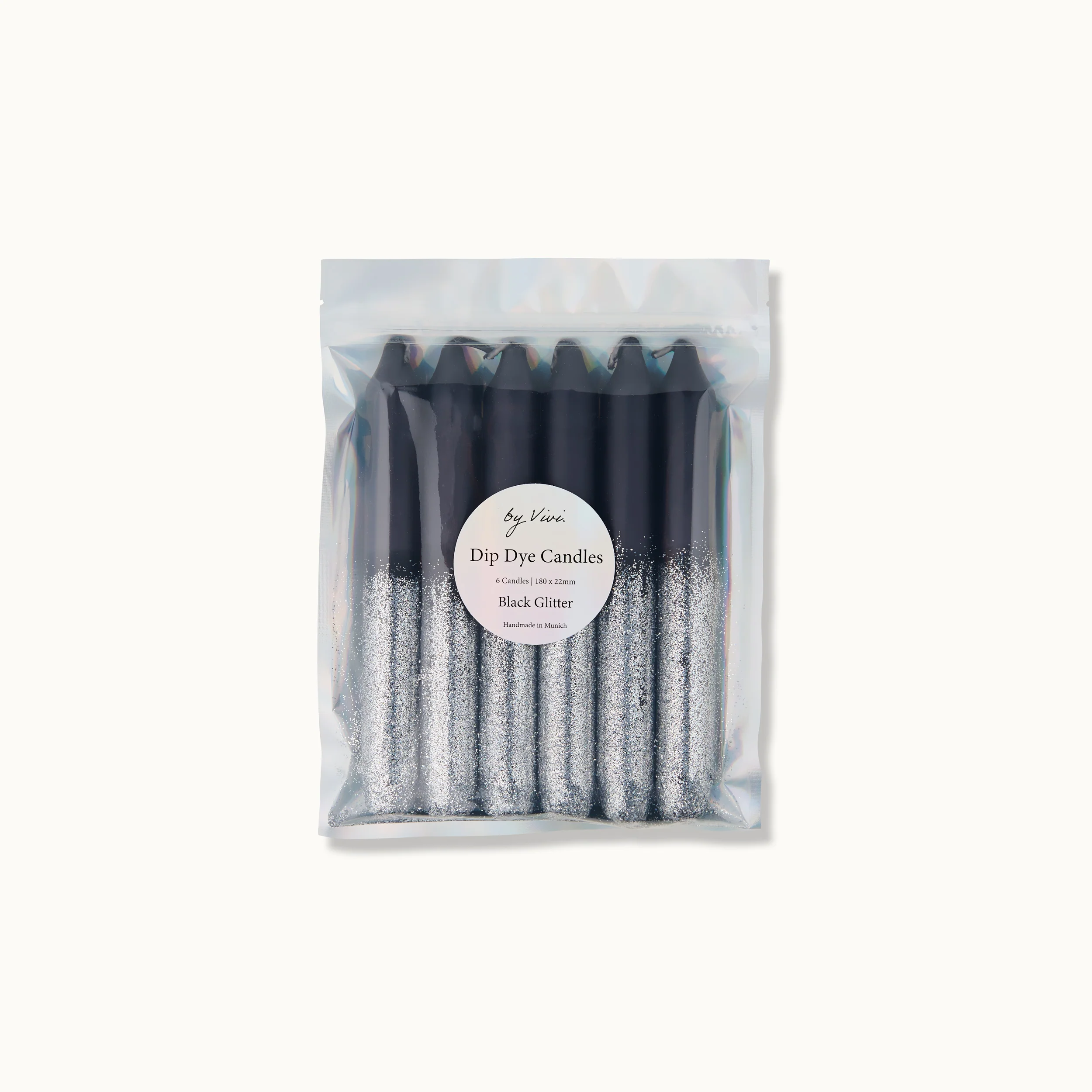 Packung mit sechs schwarzen Dip-Dye-Kerzen, die mit silbernem Glitzer verziert sind.