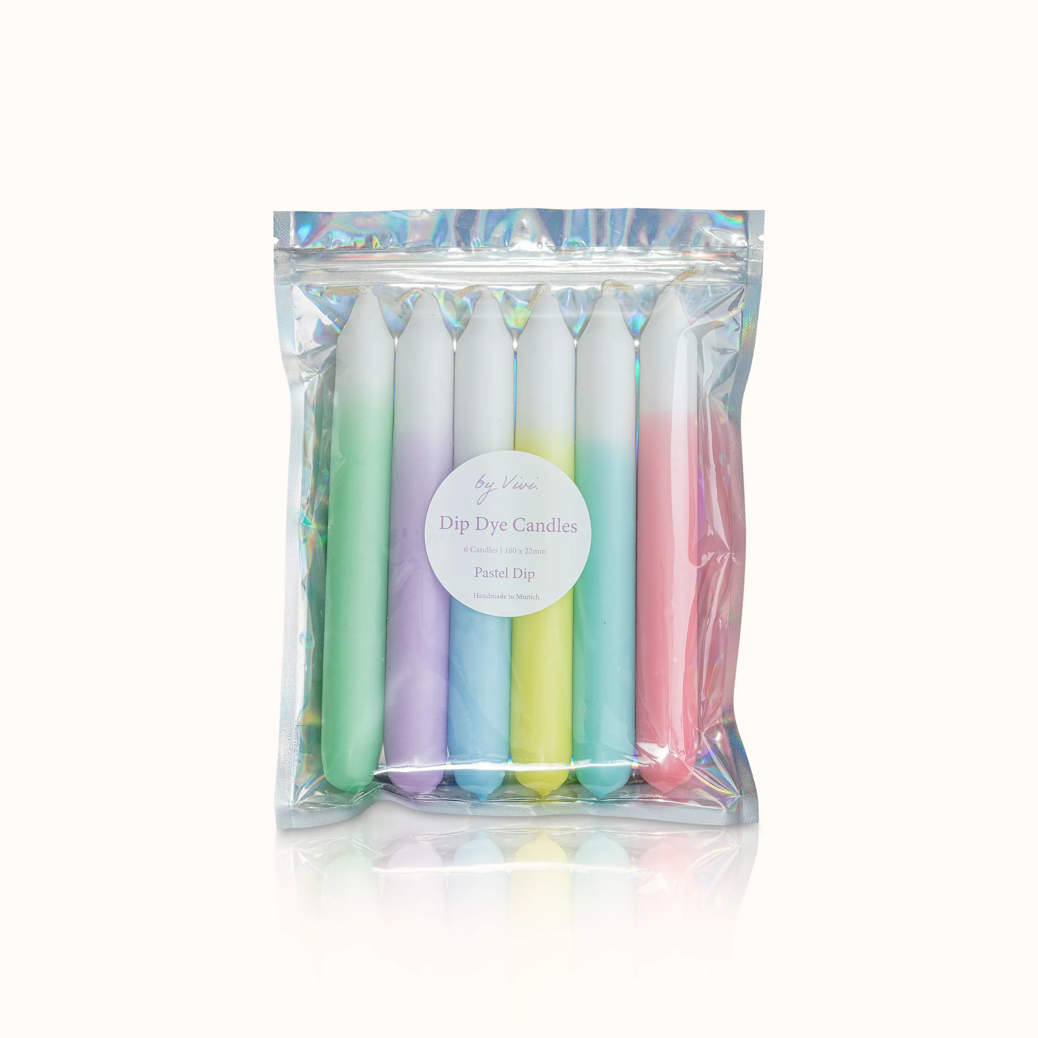 Paket pastellfarbener Dip-Dye-Kerzen in transparentem Beutel, in den Farben Grün, Lila, Gelb, Blau und Pink.