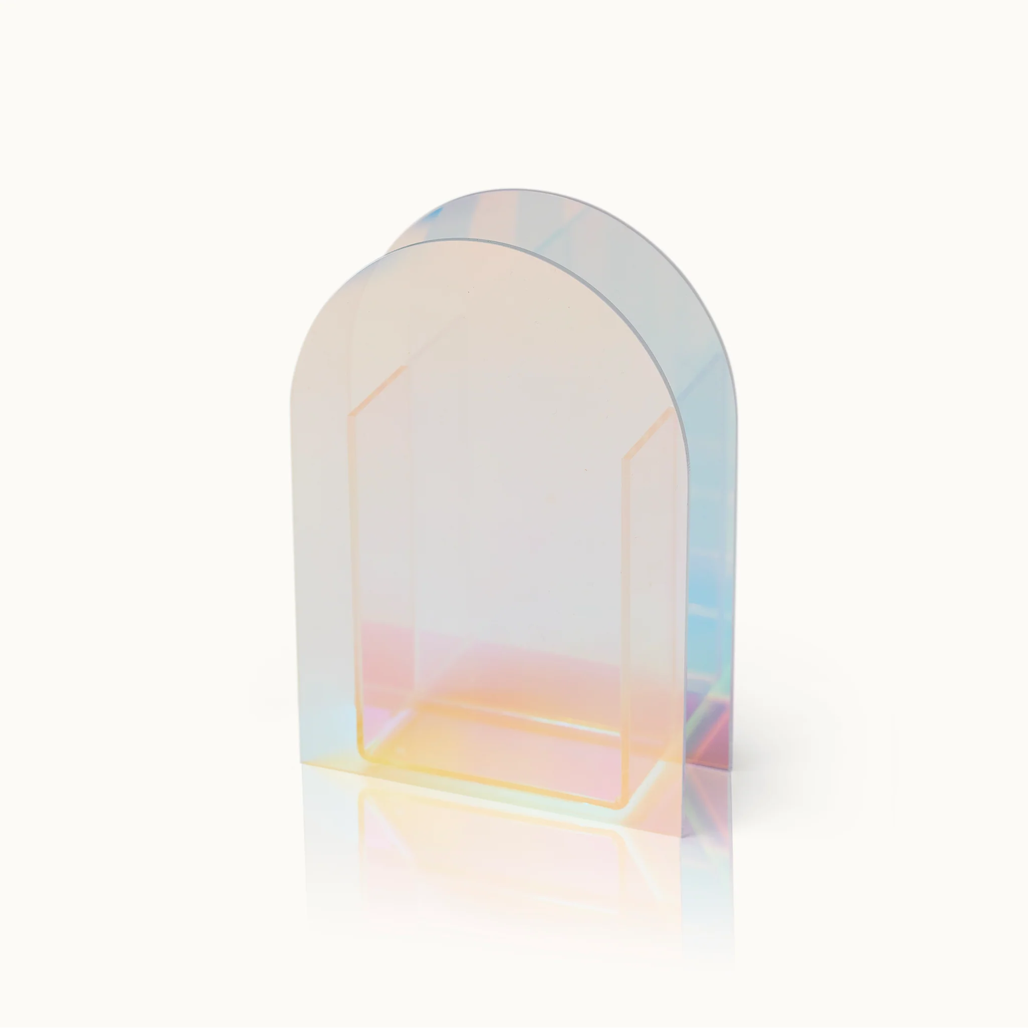 Transparentes, sternförmiges Objekt mit schimmernden Pastellfarben, das vor einem weißen Hintergrund steht.