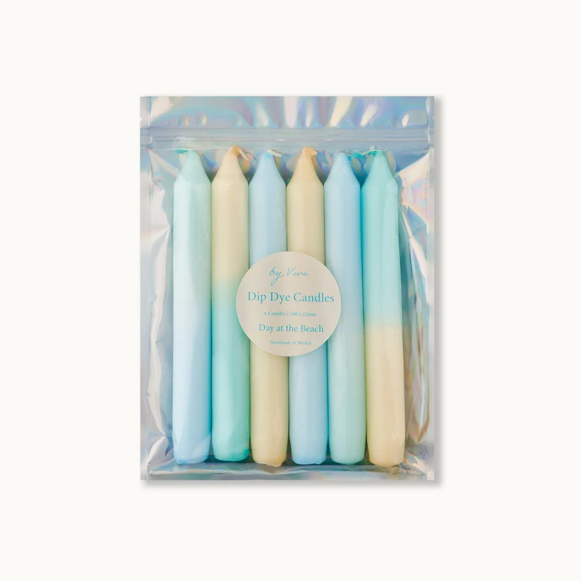 Paket mit sieben pastellfarbenen Kerzen in Blau- und Creme-Tönen.