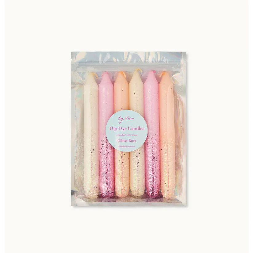 Packung mit acht Dip-Dye-Kerzen in Rosa- und Cremetönen, mit Glitzer verziert, in einer durchsichtigen Verpackung.
