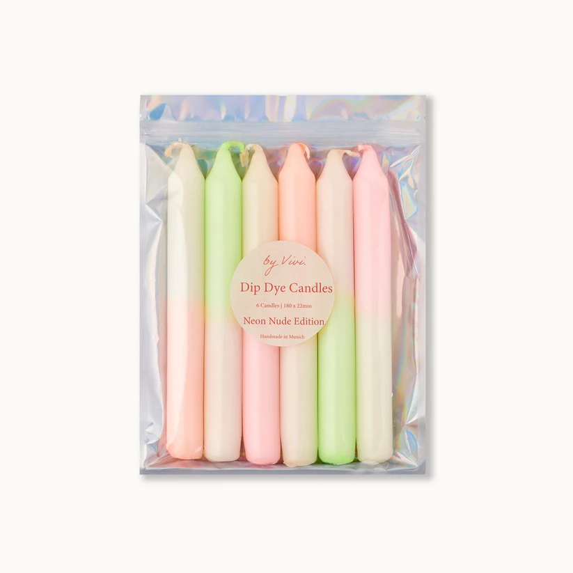 Packung mit sechs bunten, langgestreckten Kerzen in Neon-Nude-Farben mit Etikett in einer schimmernden Plastiktasche.