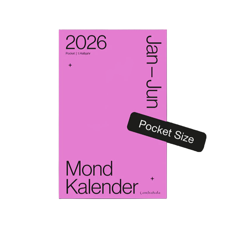 Auf dem rosafarbenen Cover des Taschenkalenders 2026 steht die fette schwarze Schrift Jan-Jun, Mond Kalender und Pocket Size auf weißem Hintergrund.