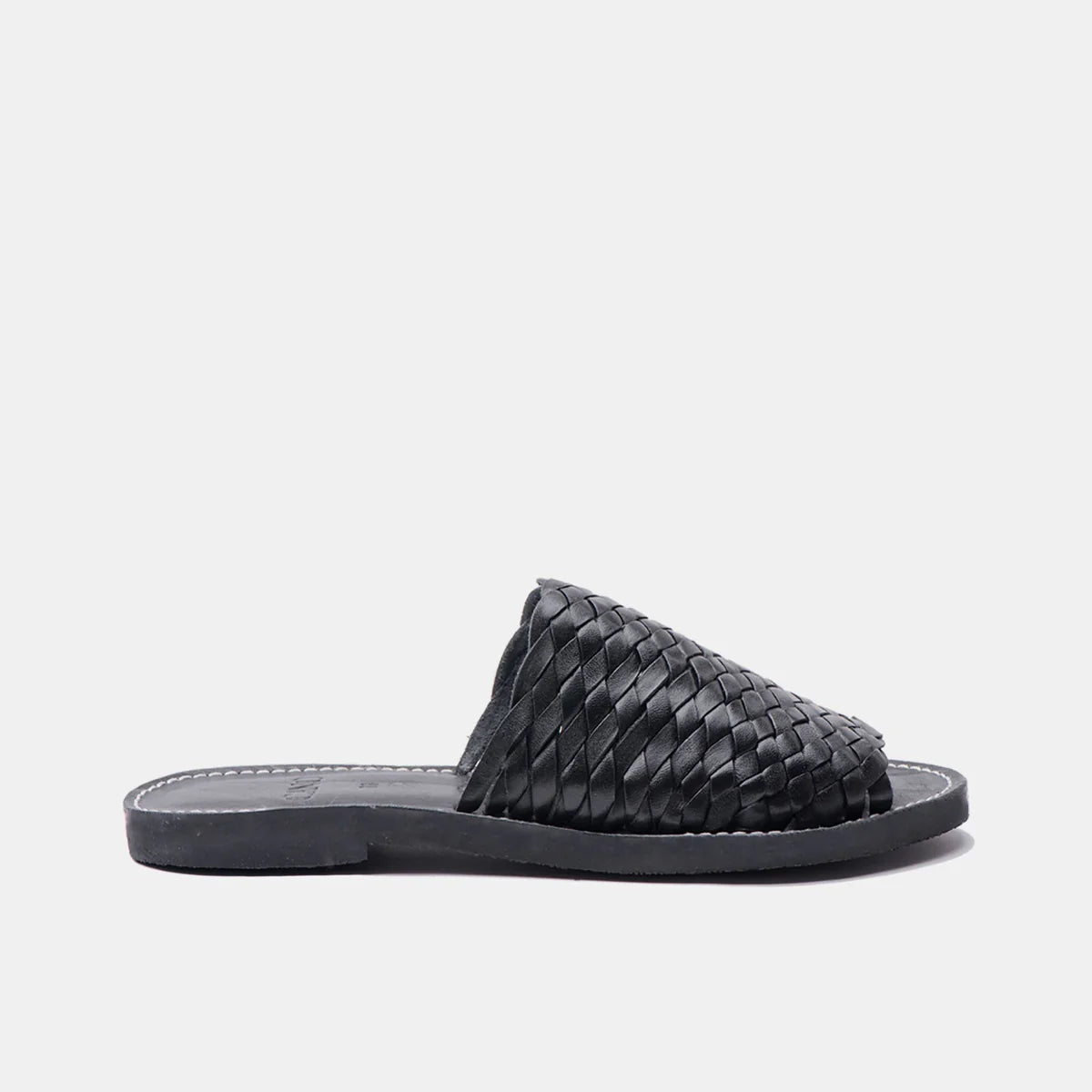 Schwarze Slipper aus gewebtem Leder mit offener Zehenpartie und flacher Sohle vor einem schlichten weißen Hintergrund.
