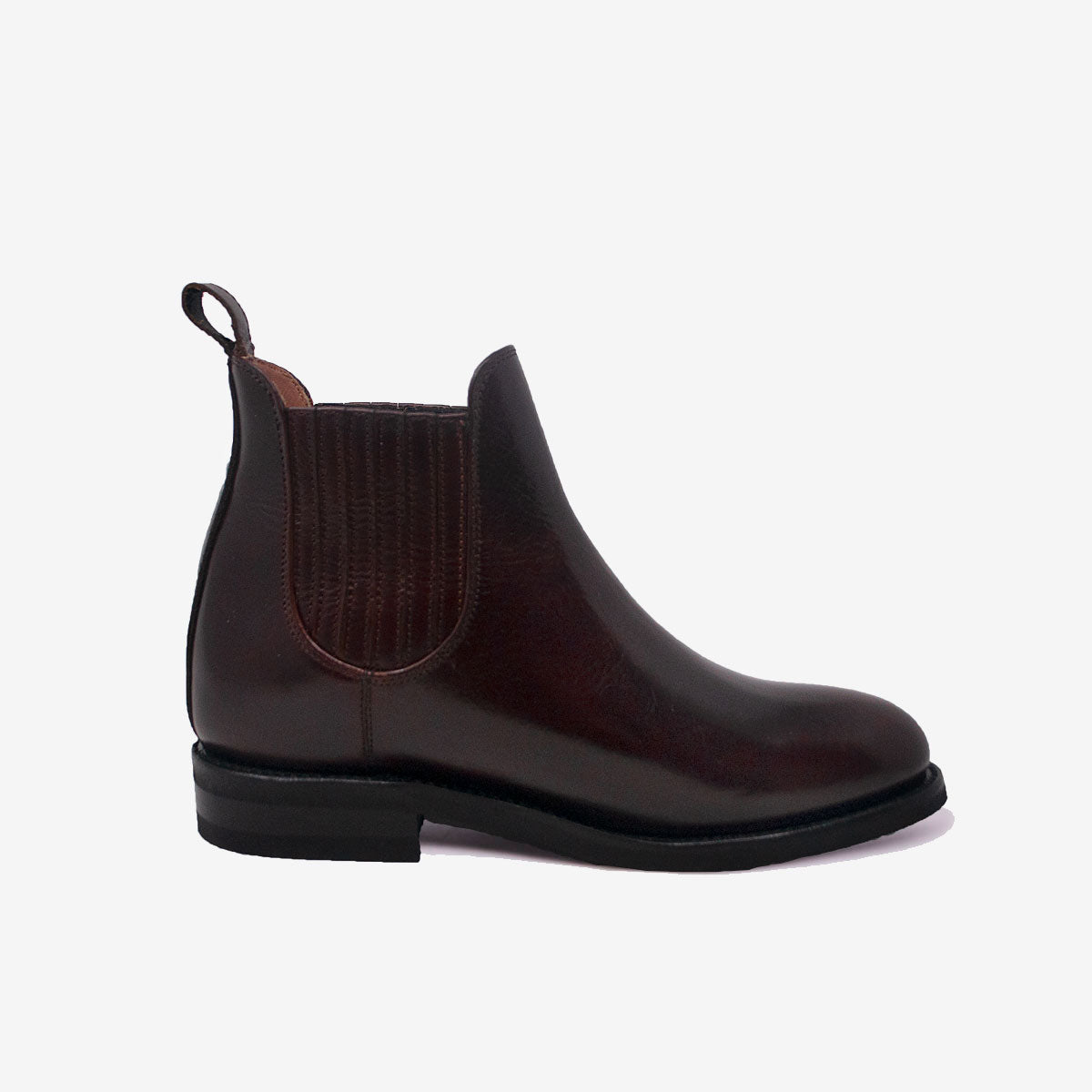Ein einzelner dunkelbrauner Chelsea-Stiefel aus Leder mit einer elastischen Seitenleiste, einer Zuglasche an der Rückseite und einem niedrigen schwarzen Absatz auf einem schlichten weißen Hintergrund.