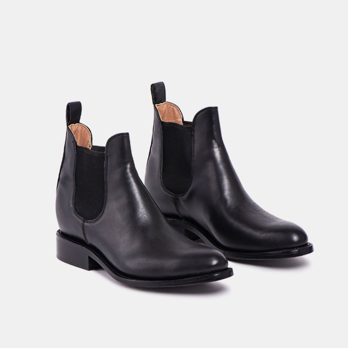 Ein Paar schwarze Chelsea-Stiefel aus Leder mit elastischen Seitenteilen und Zuglaschen, dargestellt auf einem schlichten weißen Hintergrund.